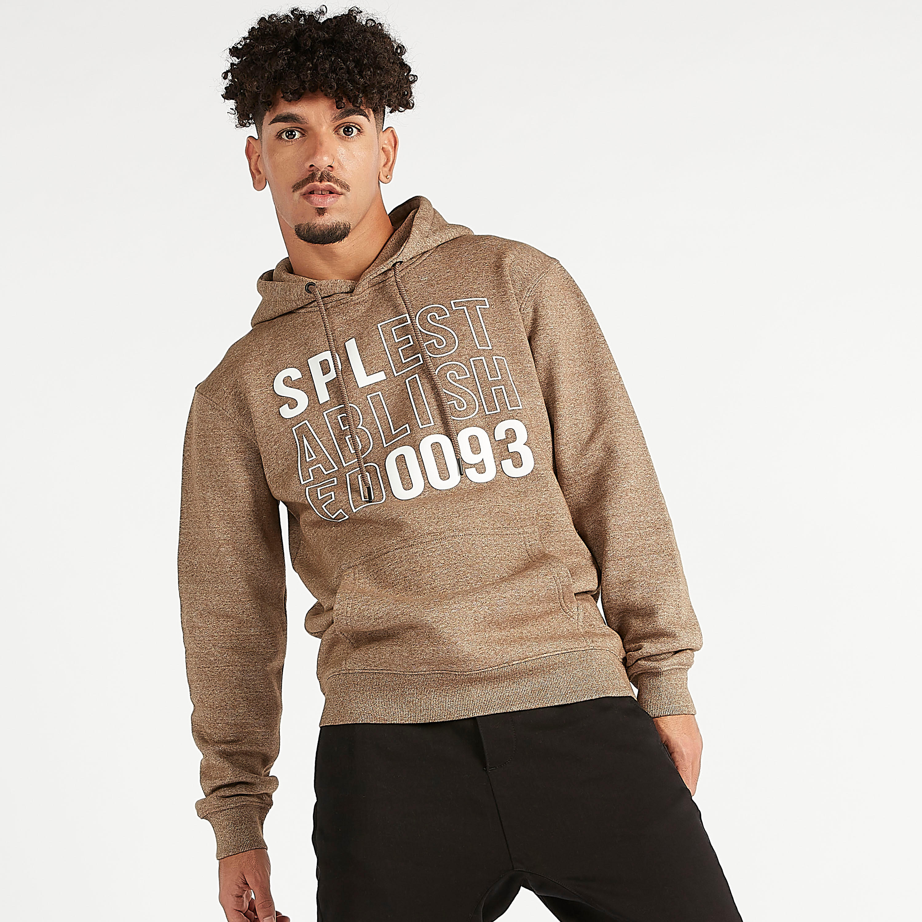 هودي مستدام بأكمام طويلة وجيوب كنغر وطبعات شعار-men-winterwear-hoodiesandsweatshirts-image-3