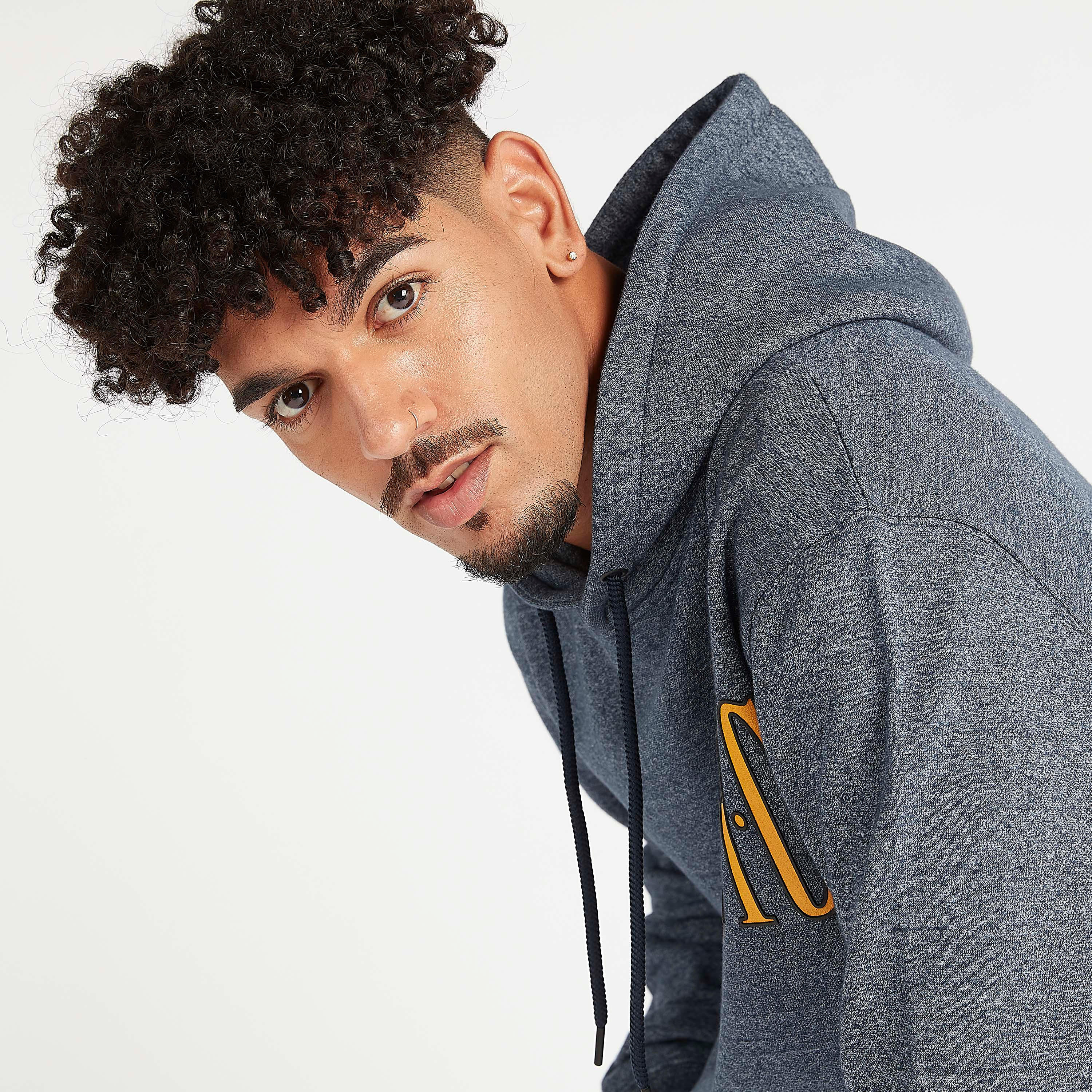 هودي مستدام بتطريز ميلانج وجيوب كنغر-men-winterwear-hoodiesandsweatshirts-image-3
