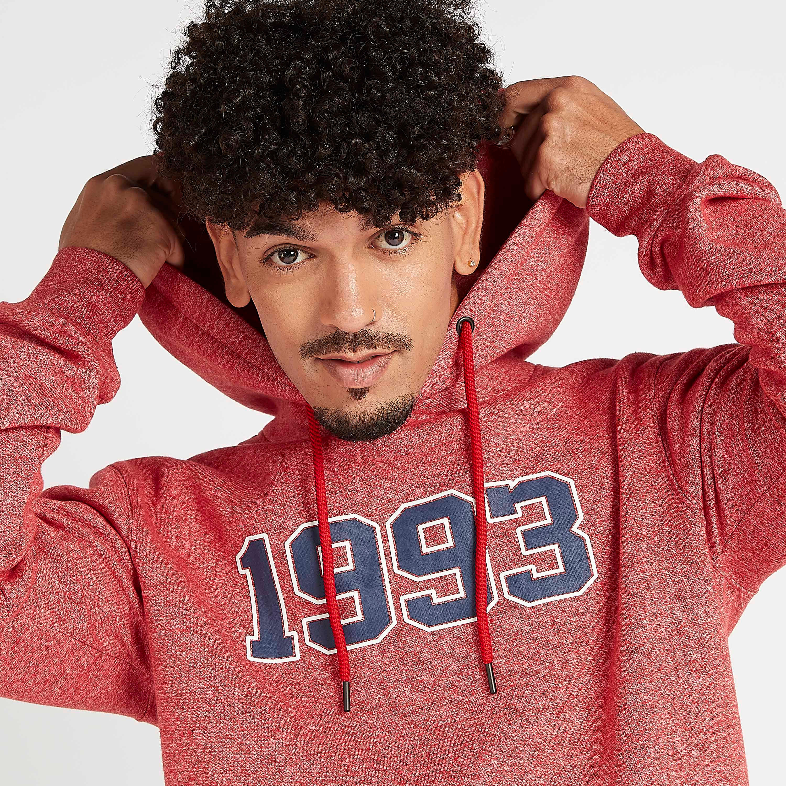 هودي مستدام بجيوب كنغر وأكمام طويلة وطبعات-men-winterwear-hoodiesandsweatshirts-image-1