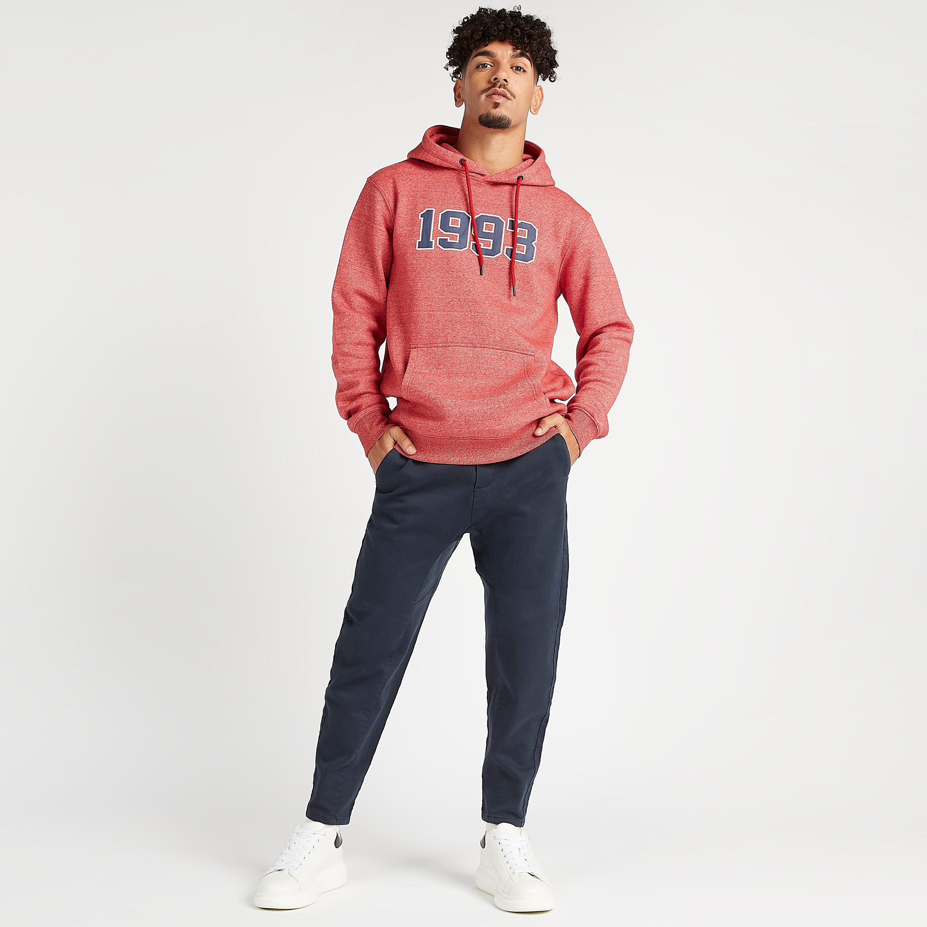 هودي مستدام بجيوب كنغر وأكمام طويلة وطبعات-men-winterwear-hoodiesandsweatshirts-image-2