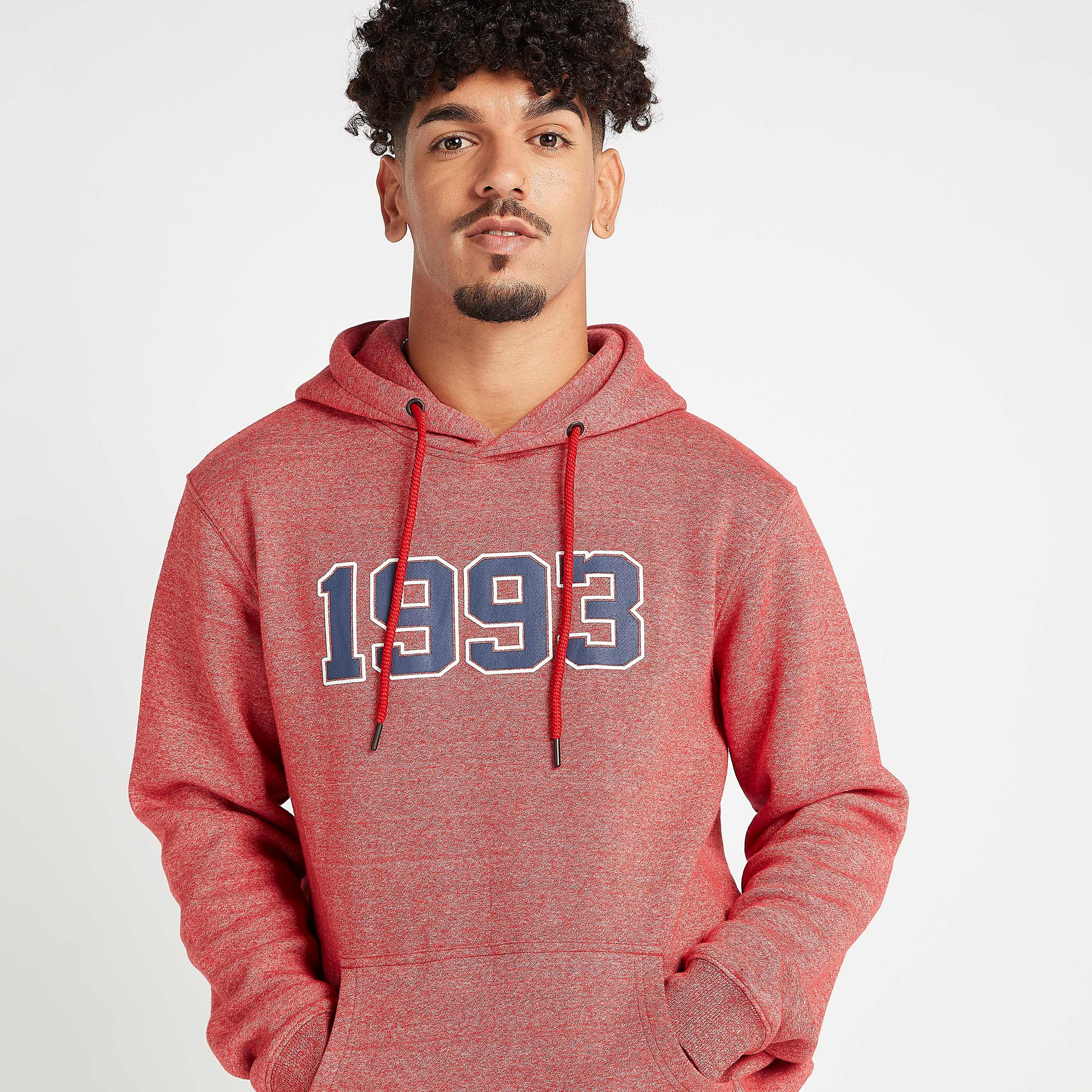 هودي مستدام بجيوب كنغر وأكمام طويلة وطبعات-men-winterwear-hoodiesandsweatshirts-image-3