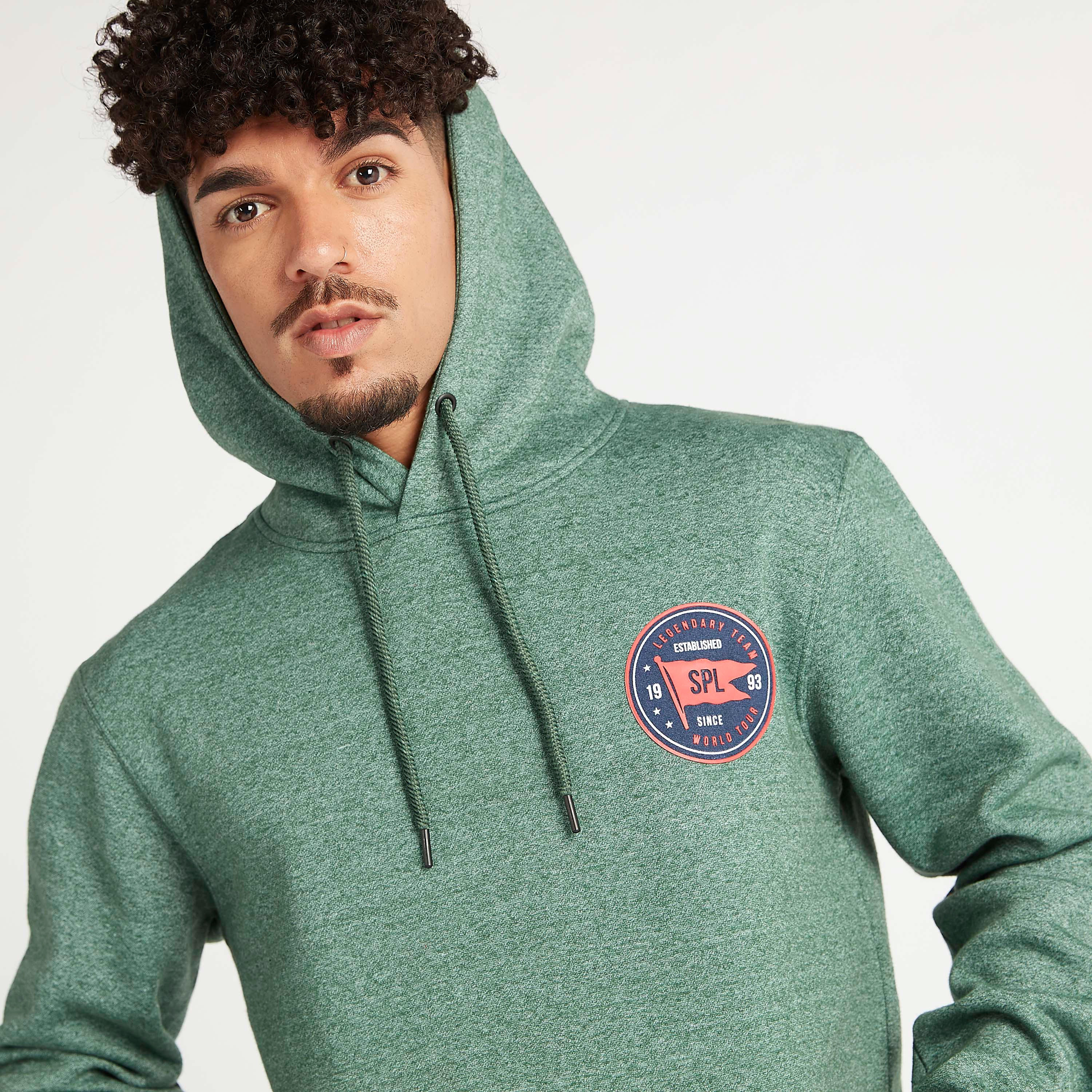 هودي مستدام مطرّز بجيوب كنغر وأكمام طويلة وطبعات-men-winterwear-hoodiesandsweatshirts-image-1