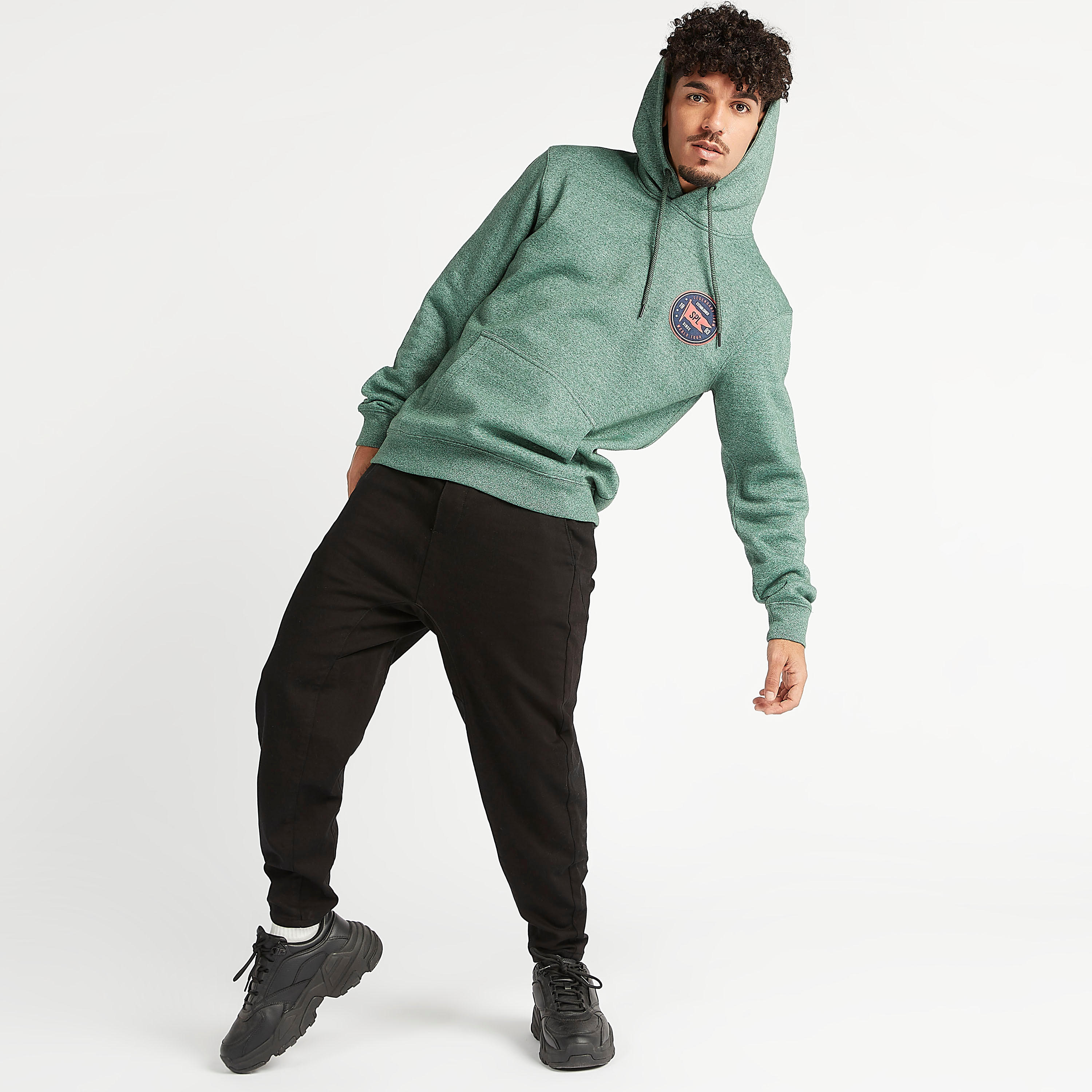 هودي مستدام مطرّز بجيوب كنغر وأكمام طويلة وطبعات-men-winterwear-hoodiesandsweatshirts-image-2