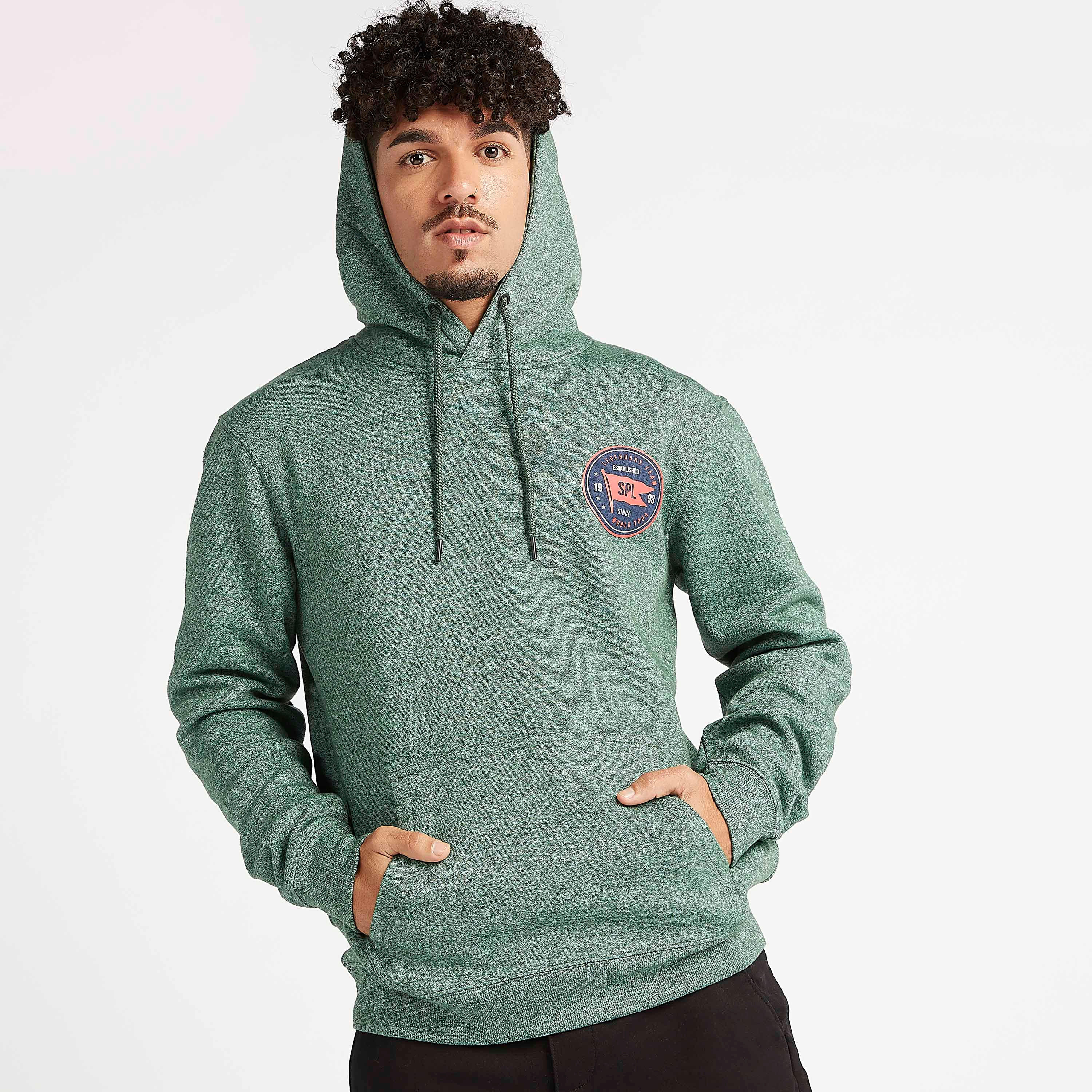 هودي مستدام مطرّز بجيوب كنغر وأكمام طويلة وطبعات-men-winterwear-hoodiesandsweatshirts-image-3