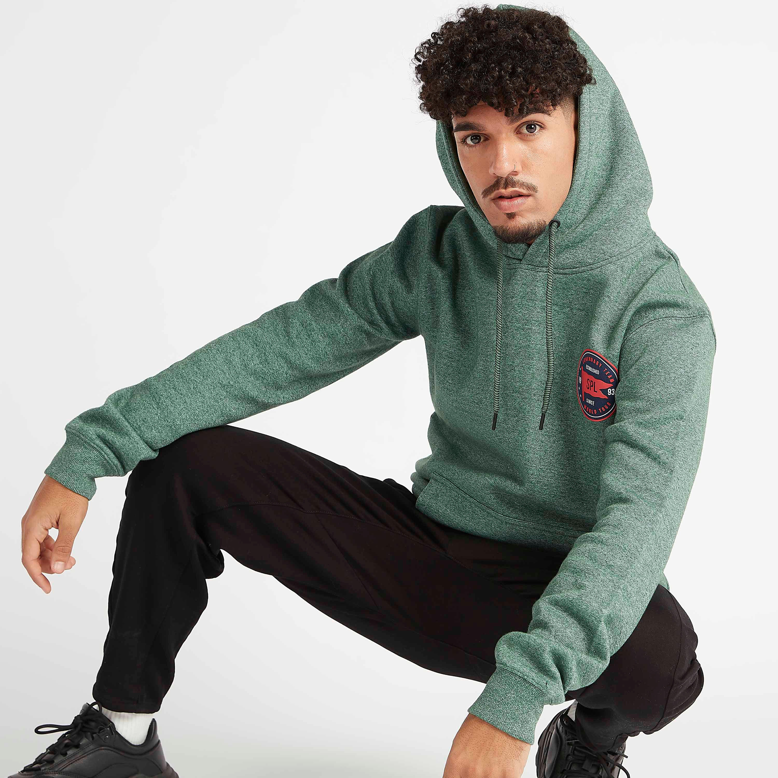 هودي مستدام مطرّز بجيوب كنغر وأكمام طويلة وطبعات-men-winterwear-hoodiesandsweatshirts-image-5