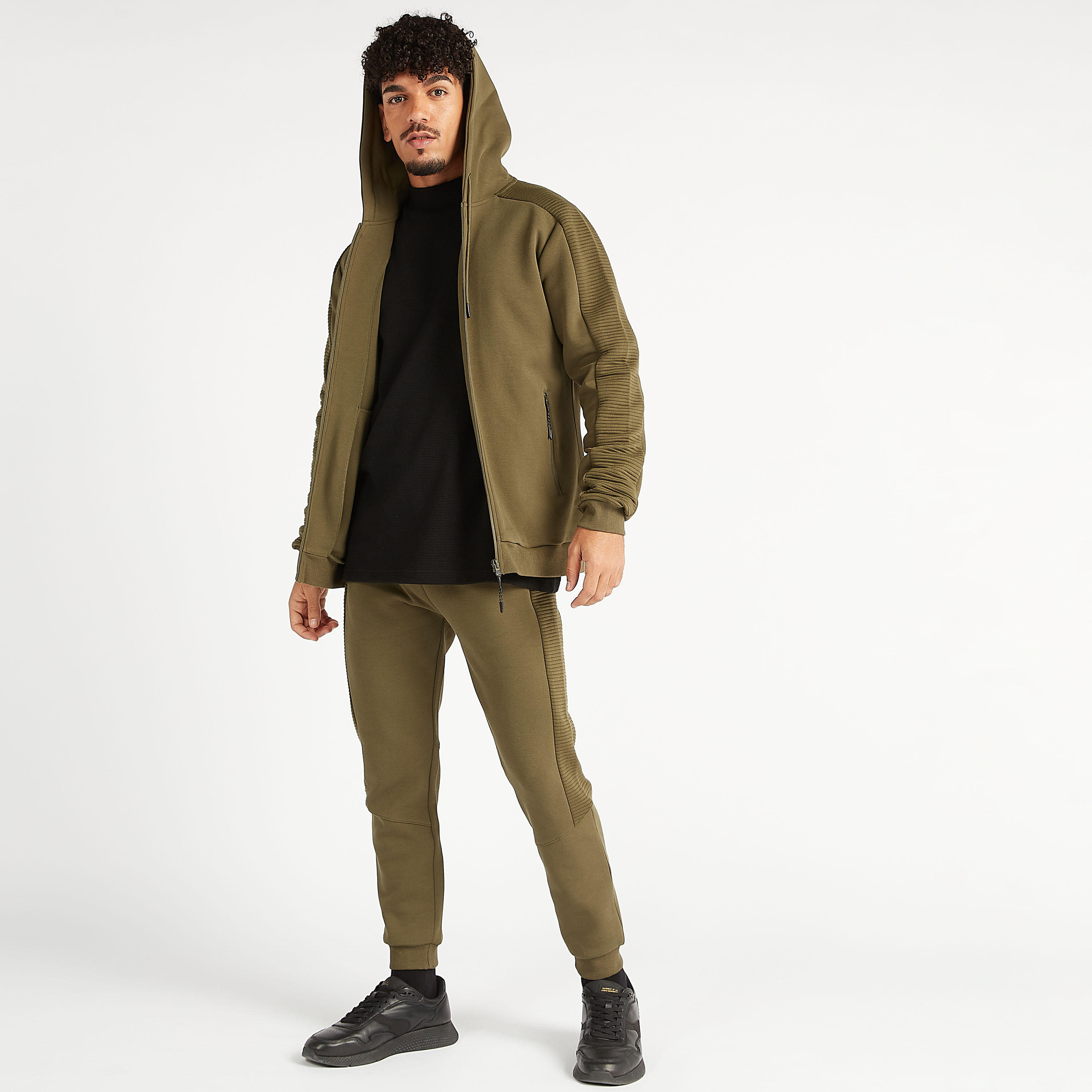 هودي مستدام بارز الملس بسحّاب وأكمام طويلة وجيوب-men-winterwear-hoodiesandsweatshirts-image-2