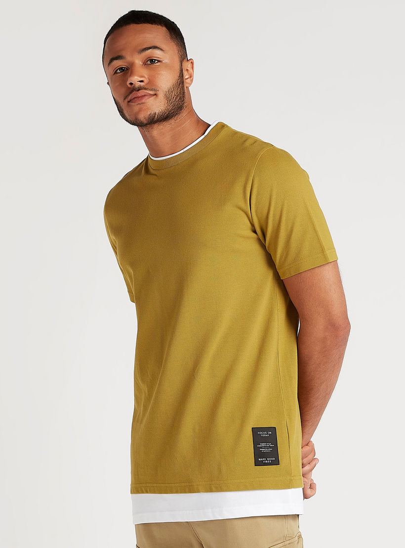 تيشيرت بارز الملمس بياقة ضيّقة وأكمام قصيرة-men-clothing-tshirtsandpolos-tshirts-image-5