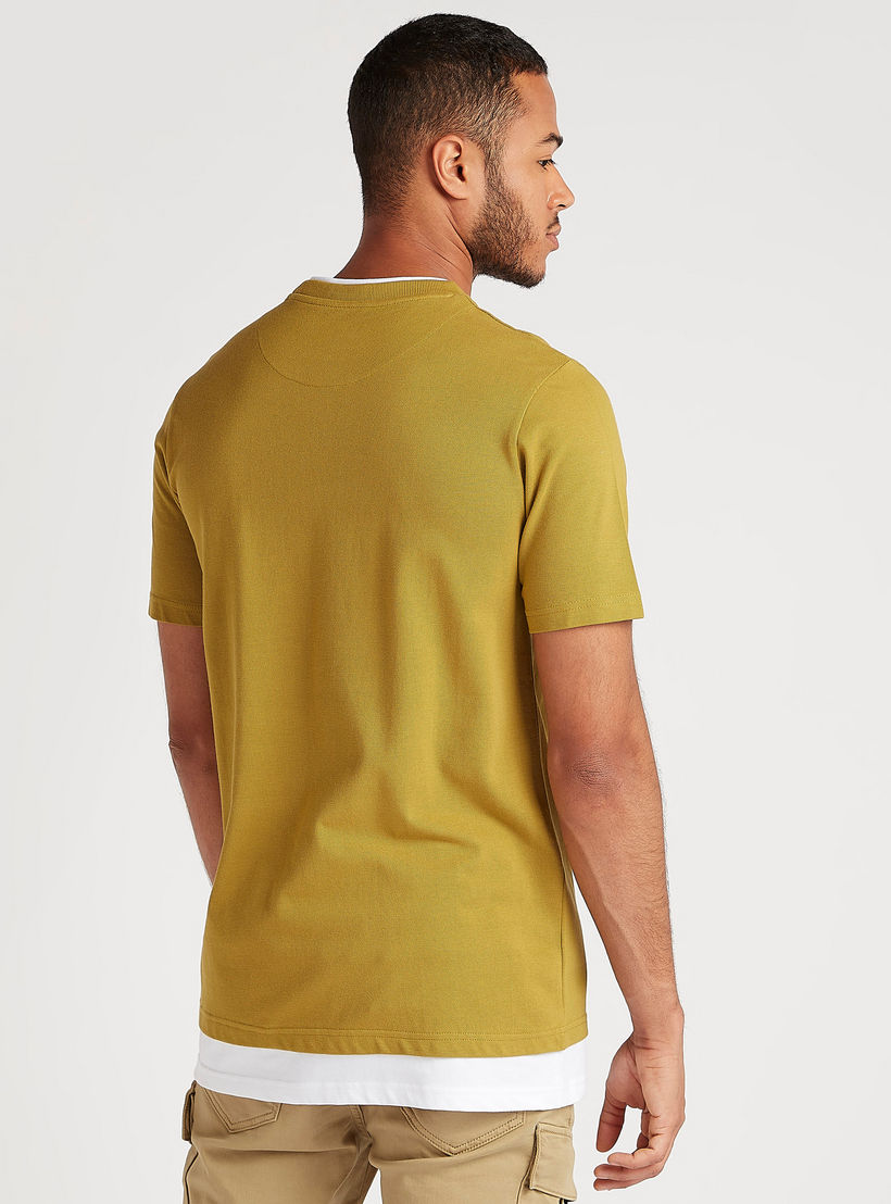 تيشيرت بارز الملمس بياقة ضيّقة وأكمام قصيرة-men-clothing-tshirtsandpolos-tshirts-image-3