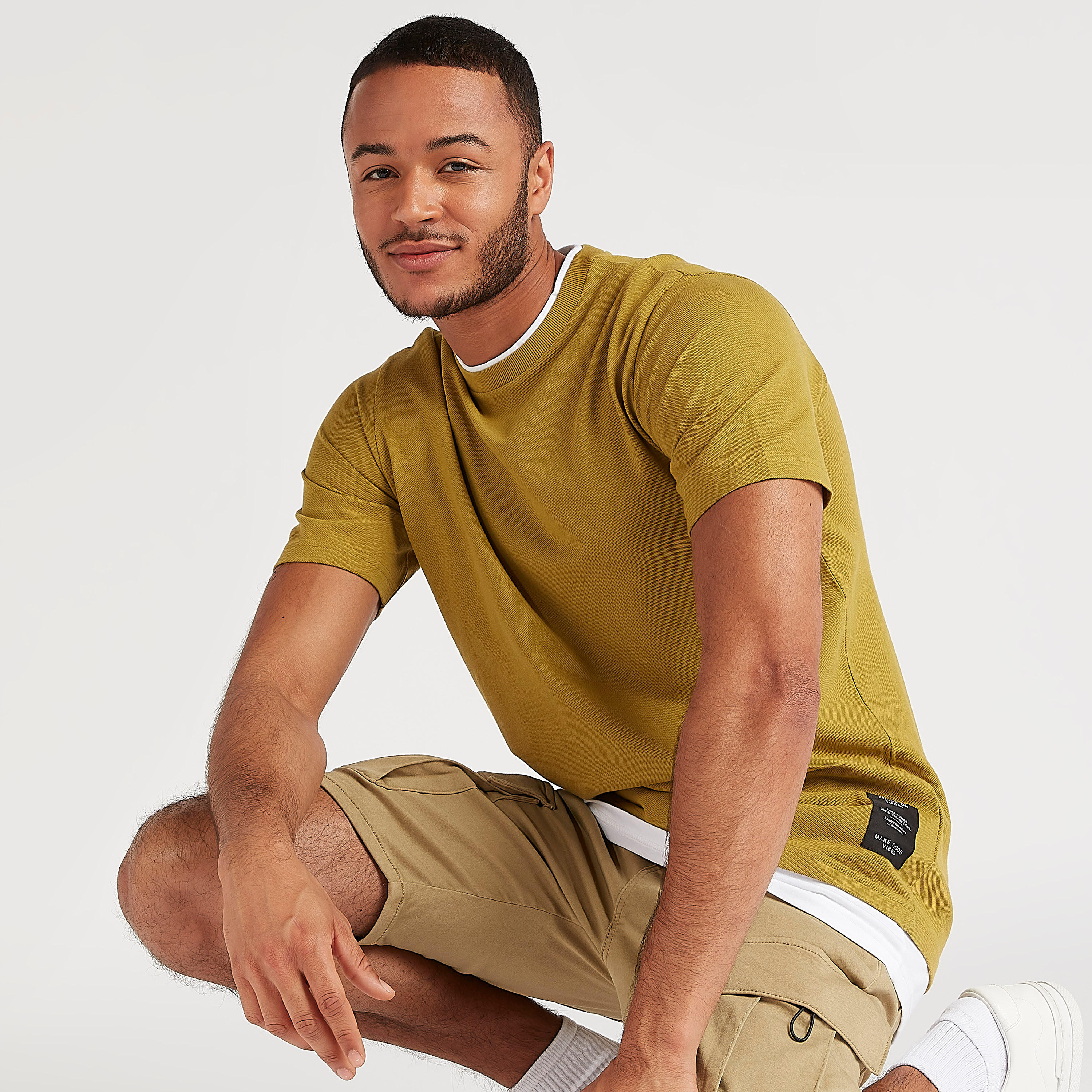 تيشيرت بارز الملمس بياقة ضيّقة وأكمام قصيرة-men-clothing-tshirtsandpolos-tshirts-image-2