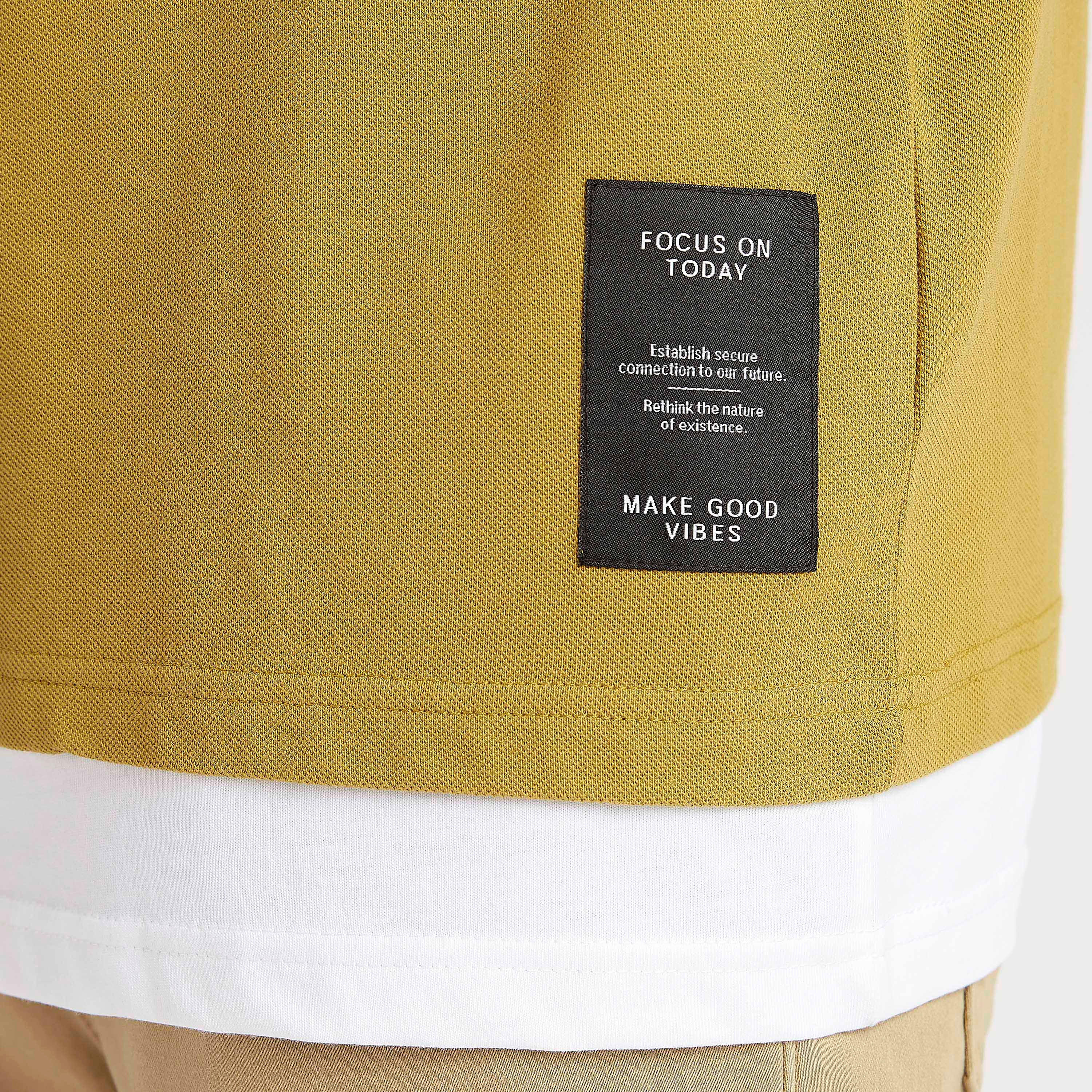 تيشيرت بارز الملمس بياقة ضيّقة وأكمام قصيرة-men-clothing-tshirtsandpolos-tshirts-image-1