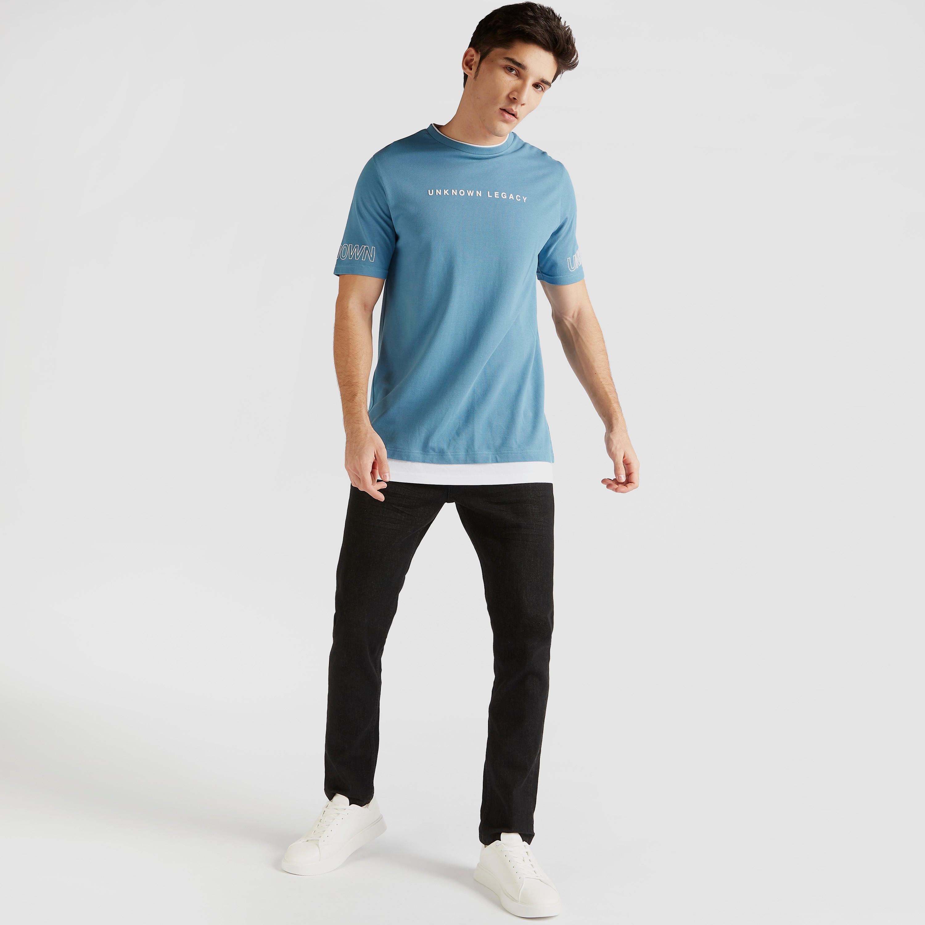 تيشيرت بارز الملمس بياقة ضيّقة وأكمام قصيرة-men-clothing-tshirtsandpolos-tshirts-image-5