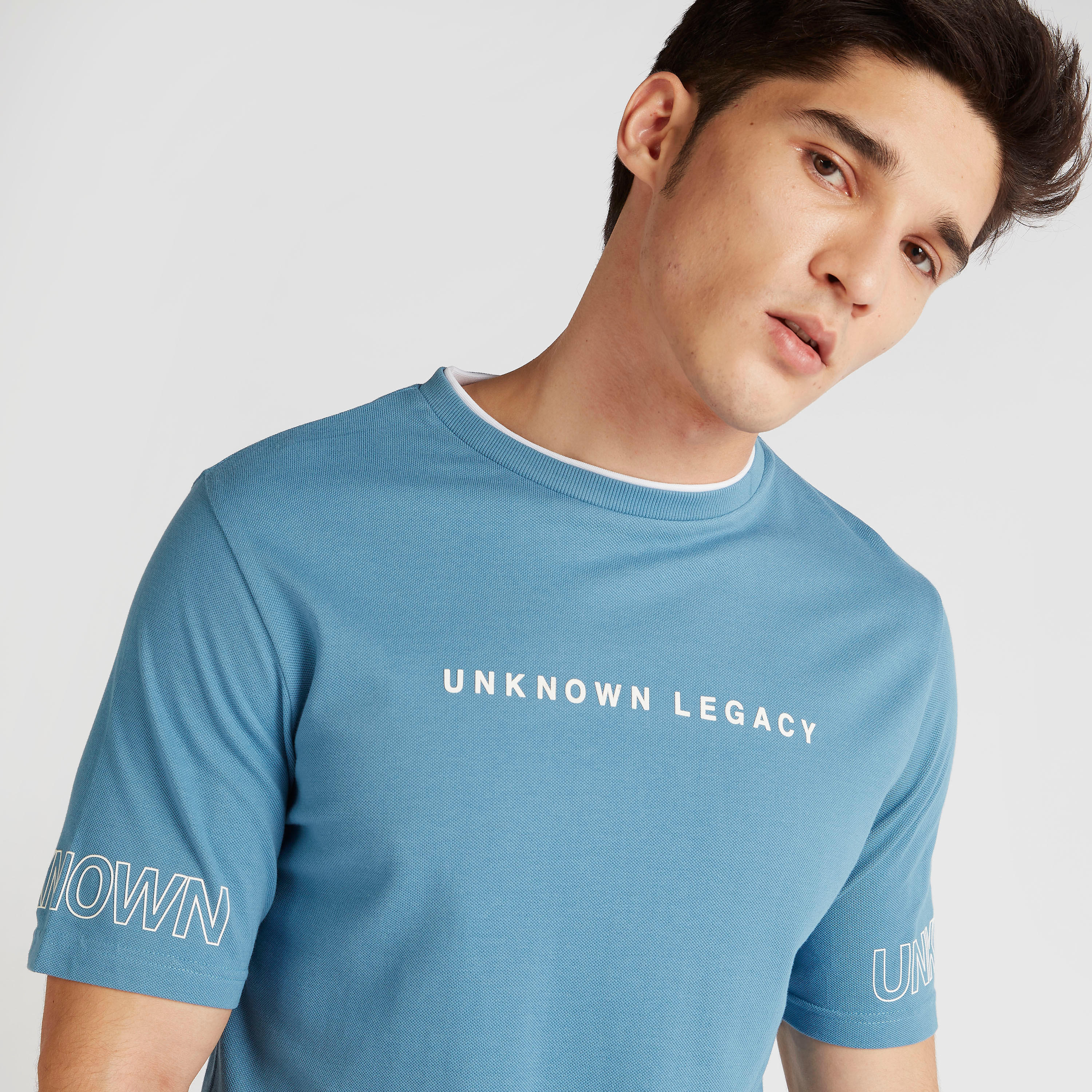 تيشيرت بارز الملمس بياقة ضيّقة وأكمام قصيرة-men-clothing-tshirtsandpolos-tshirts-image-2