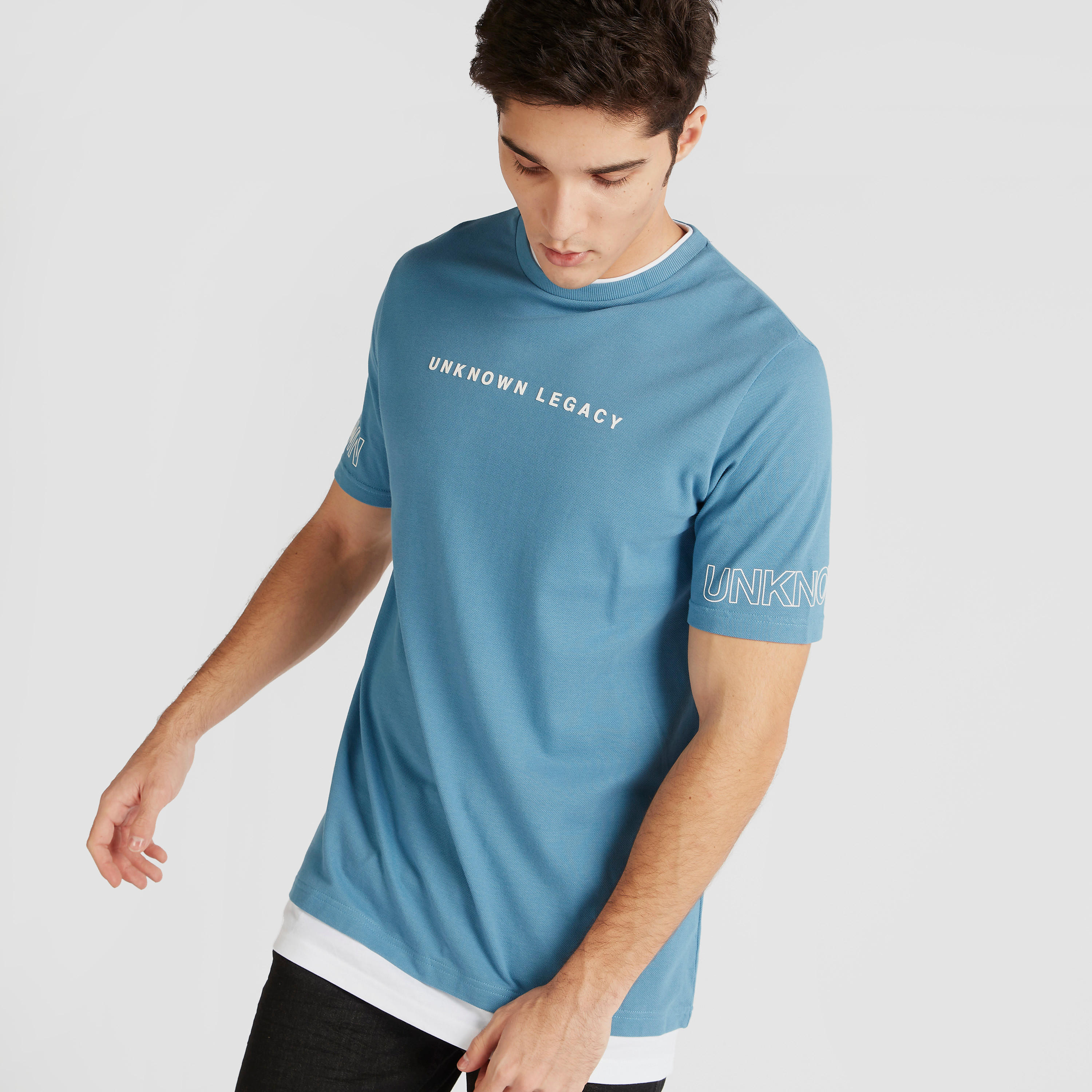 تيشيرت بارز الملمس بياقة ضيّقة وأكمام قصيرة-men-clothing-tshirtsandpolos-tshirts-image-1
