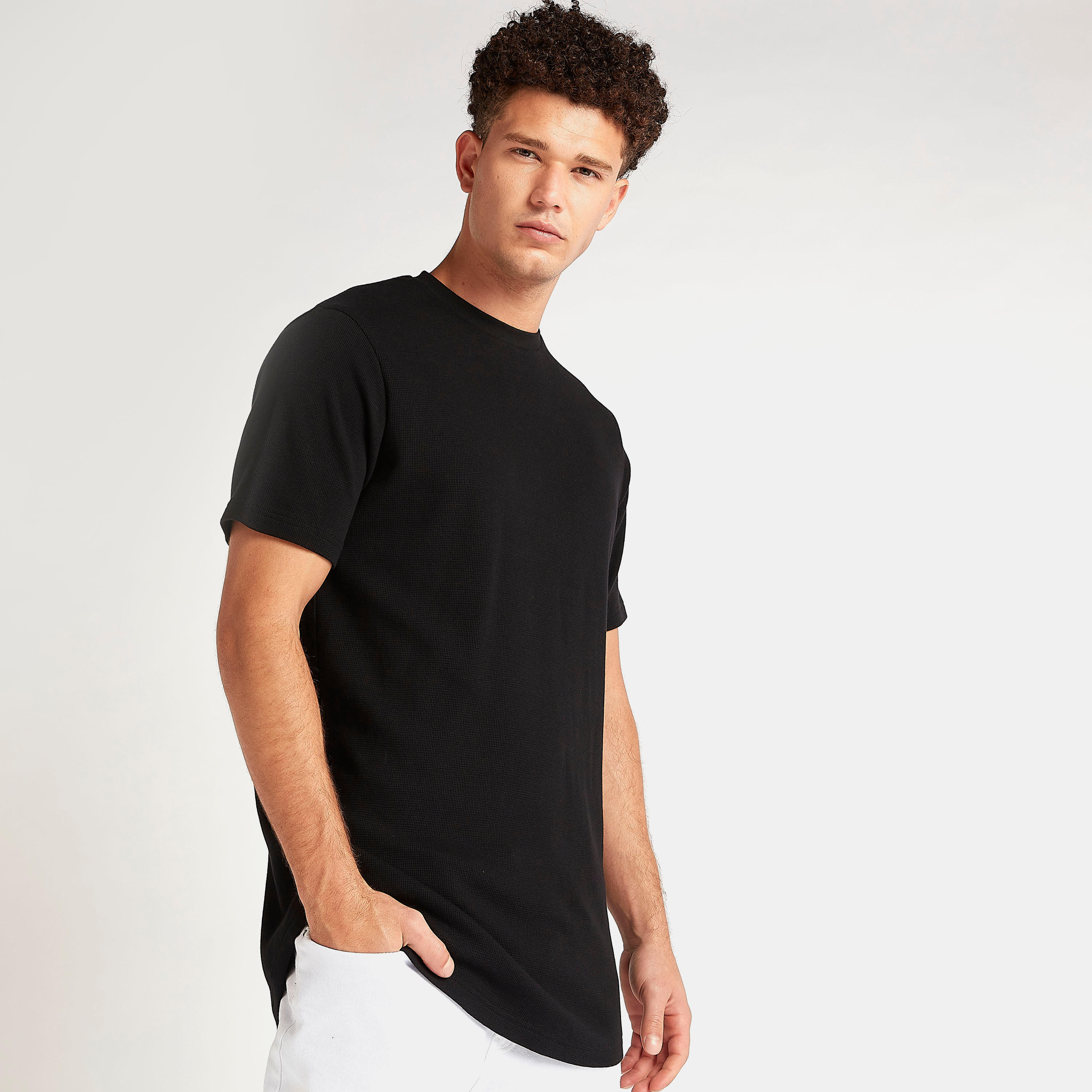 تيشيرت بارز الملمس بياقة ضيّقة وأكمام قصيرة-men-clothing-tshirtsandpolos-tshirts-image-1