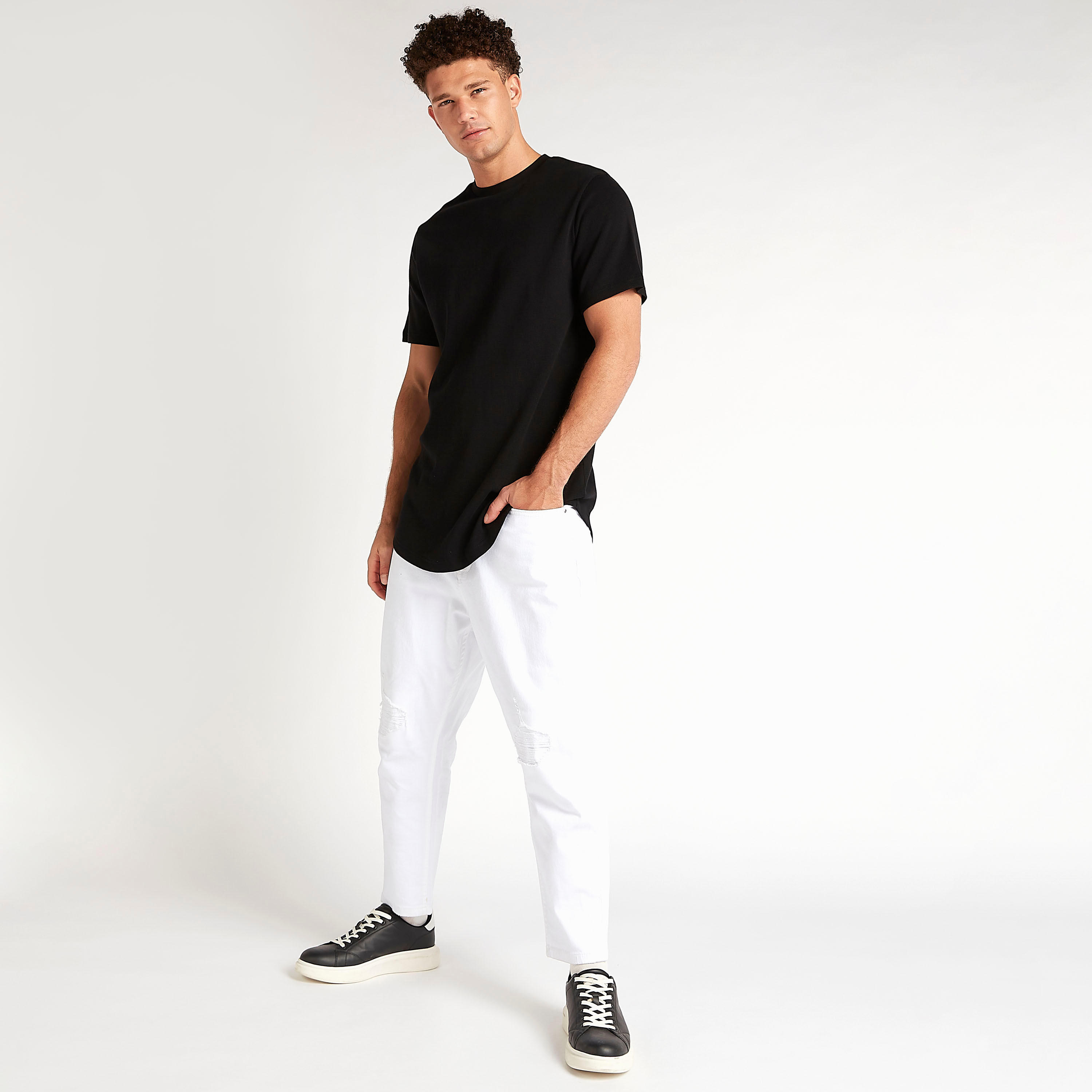 تيشيرت بارز الملمس بياقة ضيّقة وأكمام قصيرة-men-clothing-tshirtsandpolos-tshirts-image-2