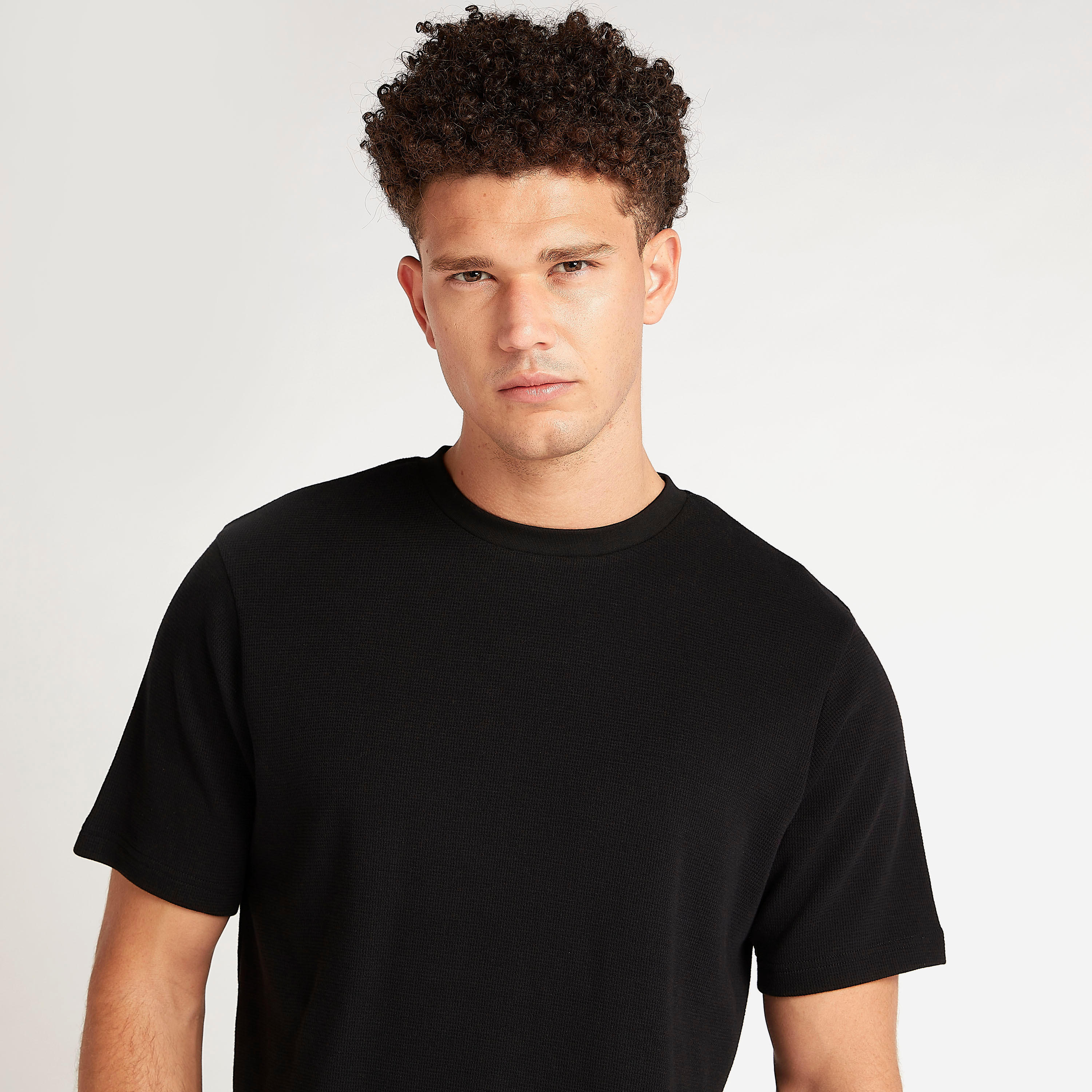 تيشيرت بارز الملمس بياقة ضيّقة وأكمام قصيرة-men-clothing-tshirtsandpolos-tshirts-image-3