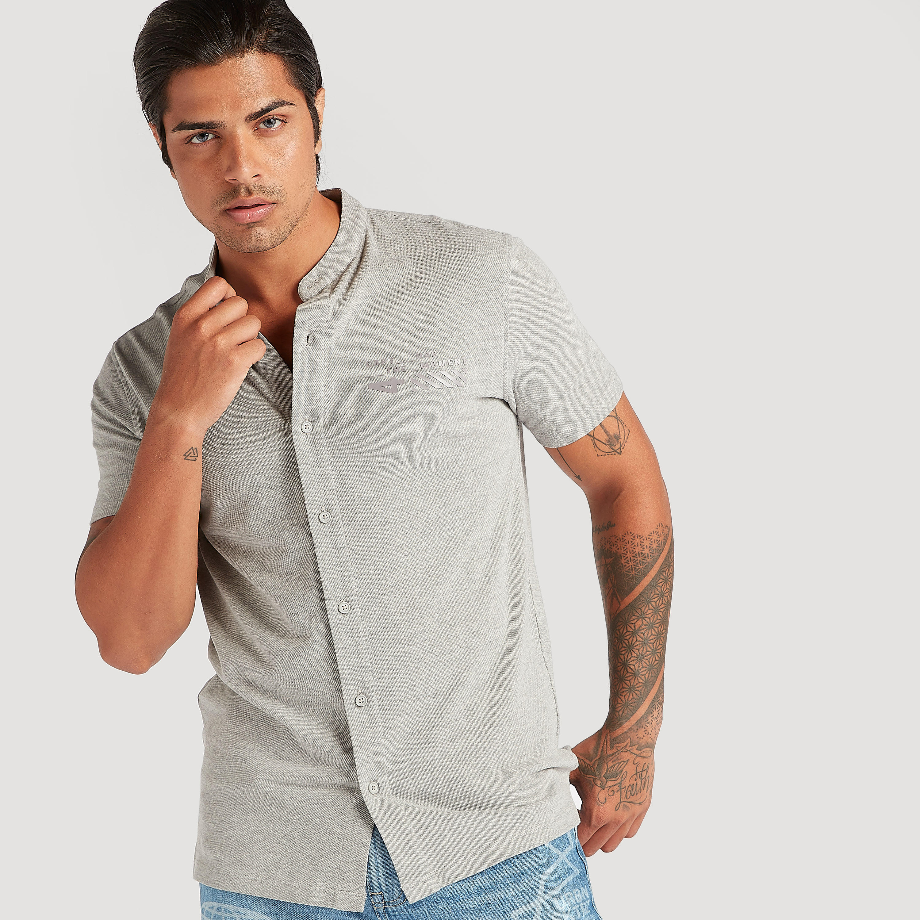 قميص بياقة ماندارين وأكمام قصيرة وطبعات-men-clothing-shirts-image-1