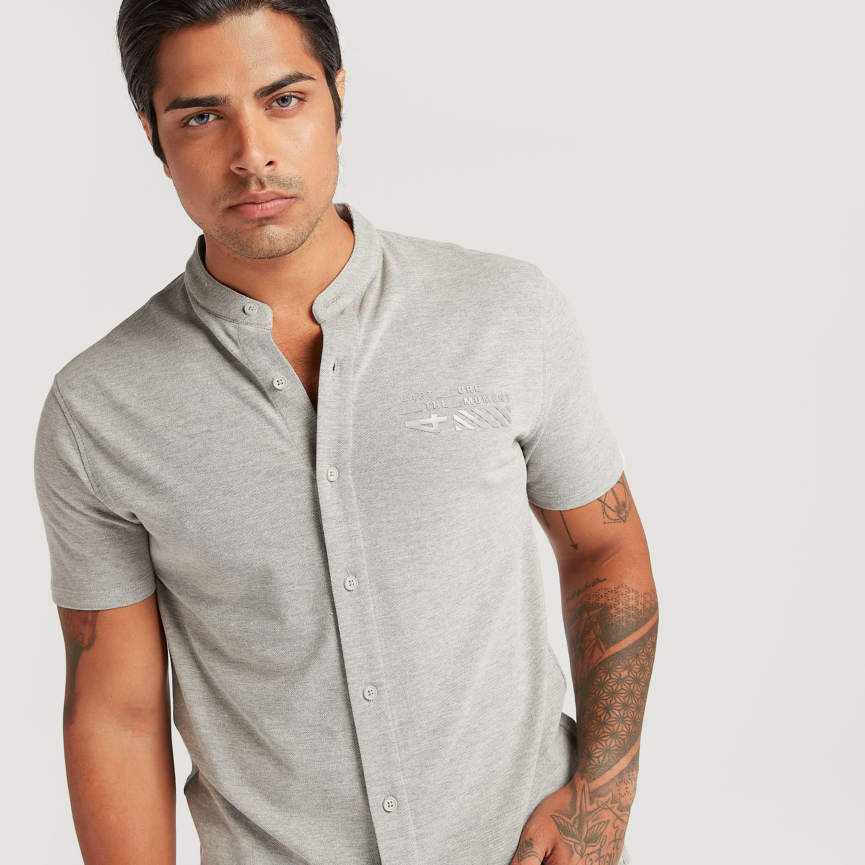 قميص بياقة ماندارين وأكمام قصيرة وطبعات-men-clothing-shirts-image-5