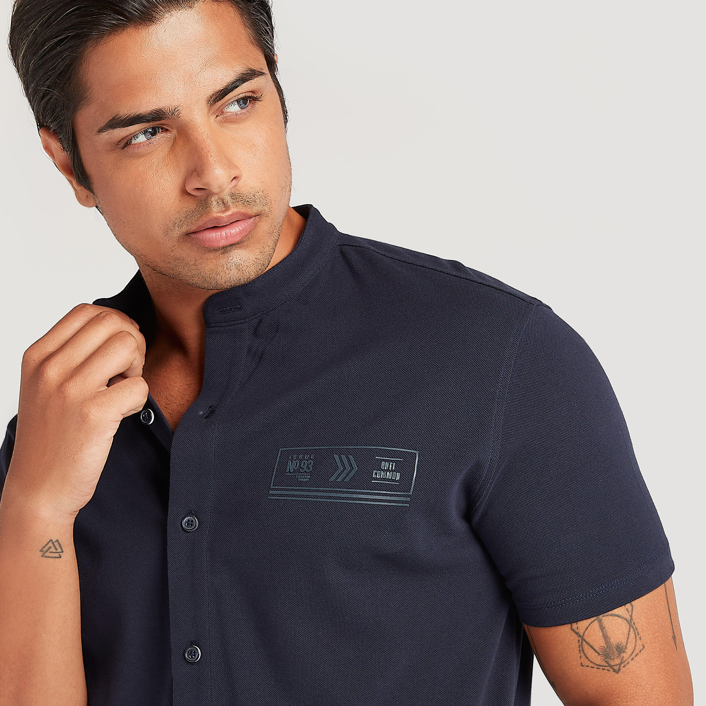 قميص بياقة ماندارين وأكمام قصيرة وطبعات-men-clothing-shirts-image-3