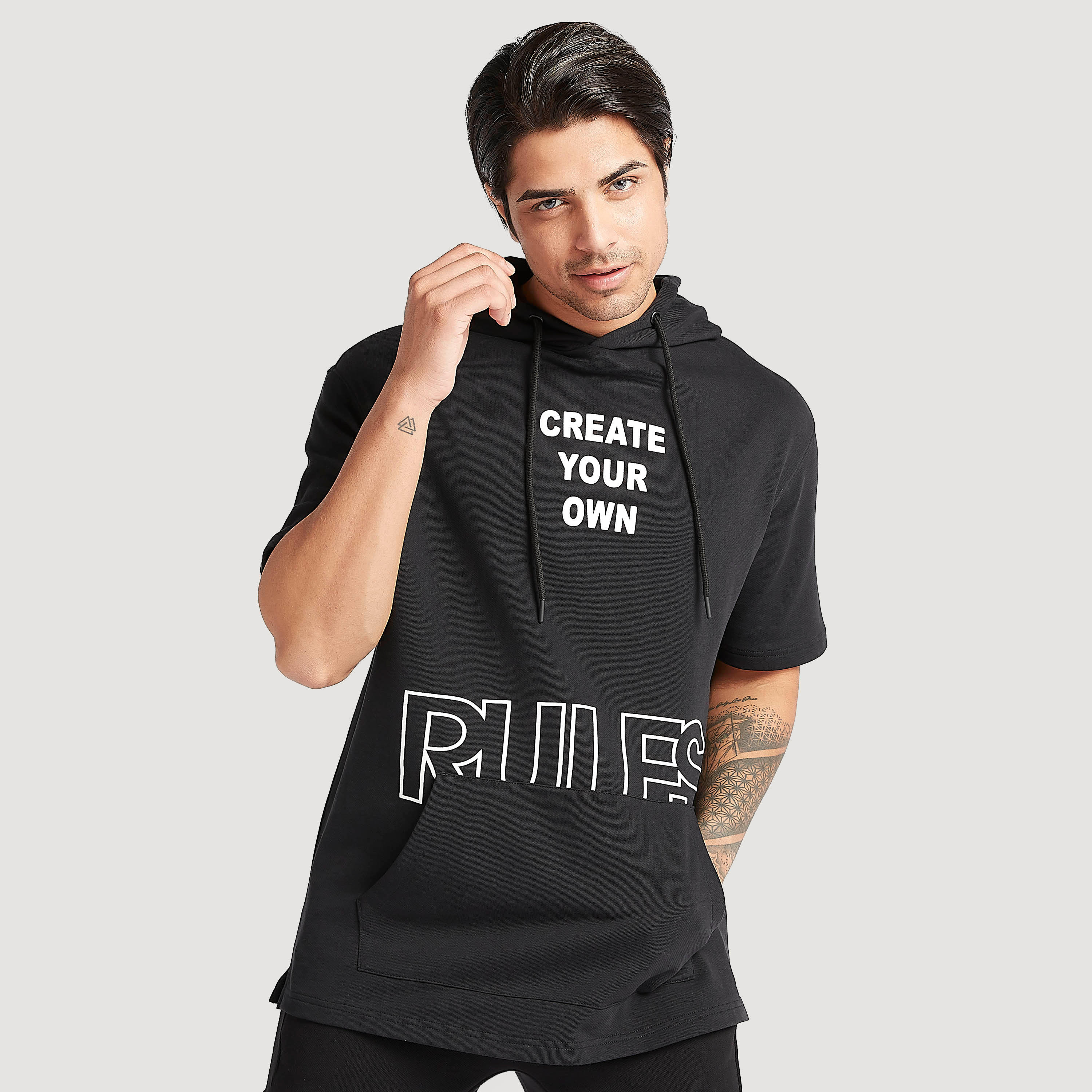 هودي بطبعات وأكمام قصيرة وجيوب-men-winterwear-hoodiesandsweatshirts-image-1