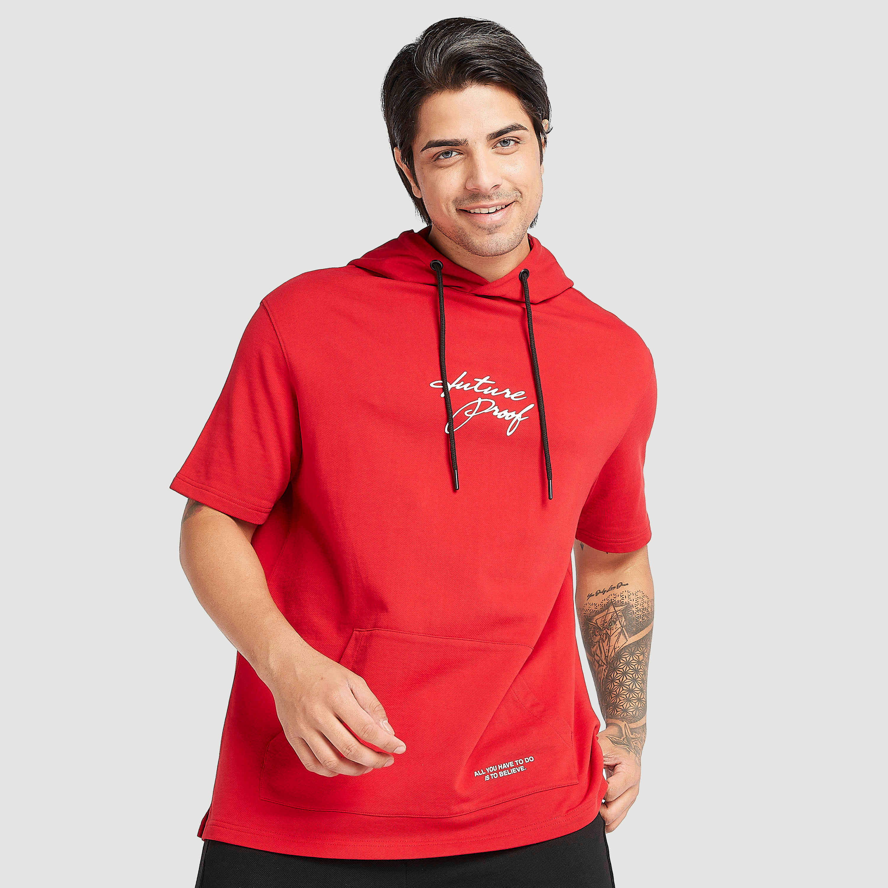 هودي بطبعات وأكمام قصيرة وجيوب-men-winterwear-hoodiesandsweatshirts-image-1