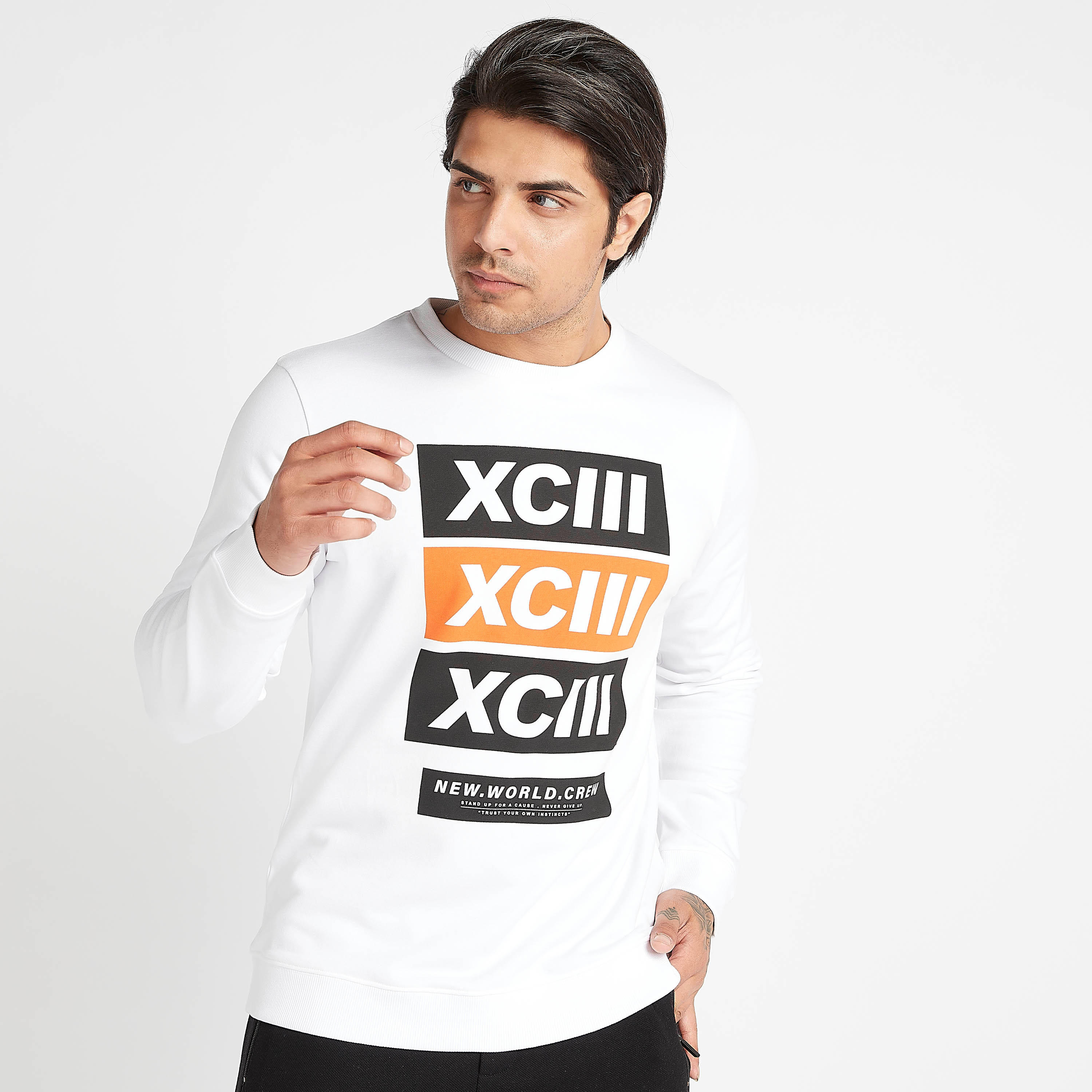 سويت شيرت بياقة ضيّقة وأكمام طويلة وطبعات-men-winterwear-hoodiesandsweatshirts-image-5