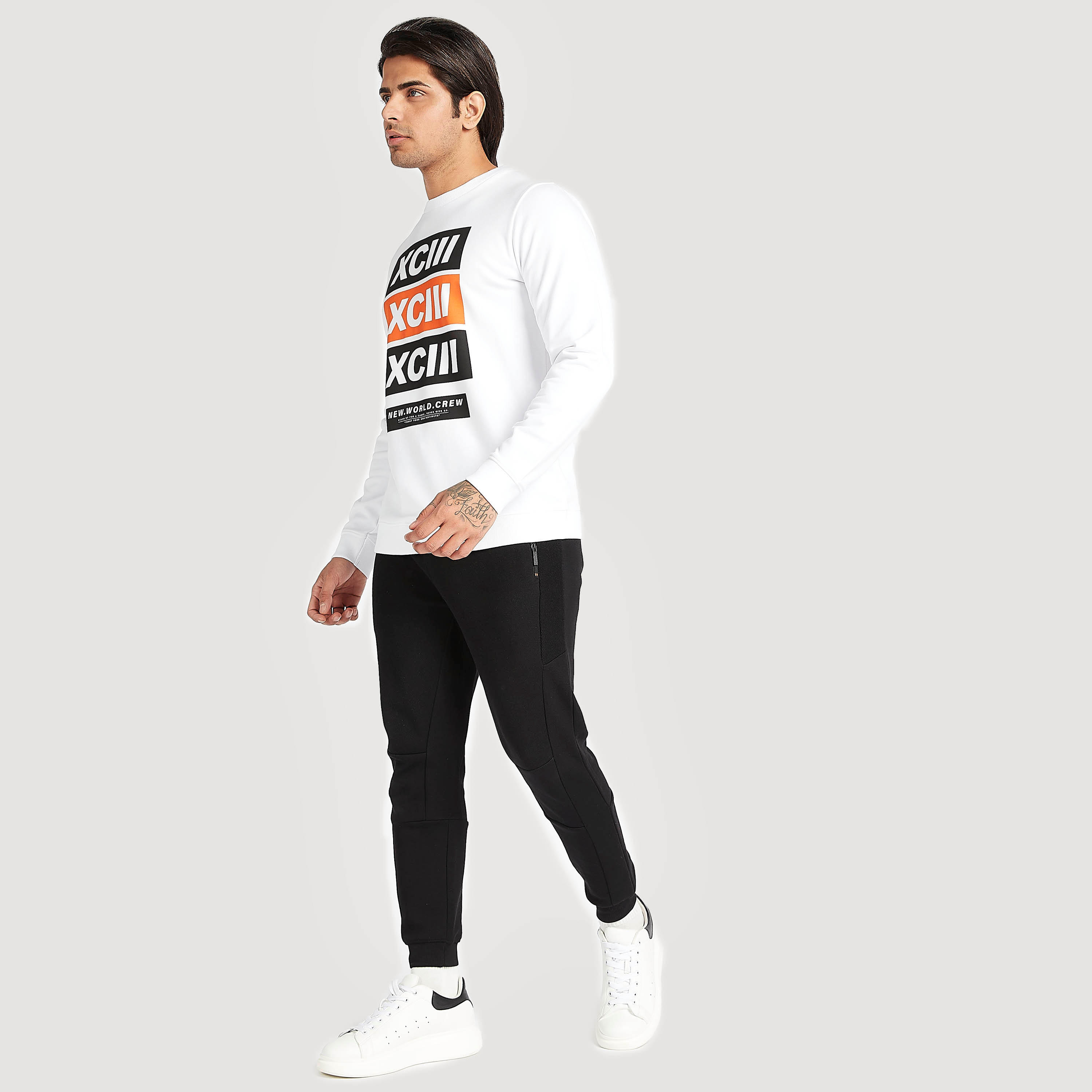 سويت شيرت بياقة ضيّقة وأكمام طويلة وطبعات-men-winterwear-hoodiesandsweatshirts-image-4