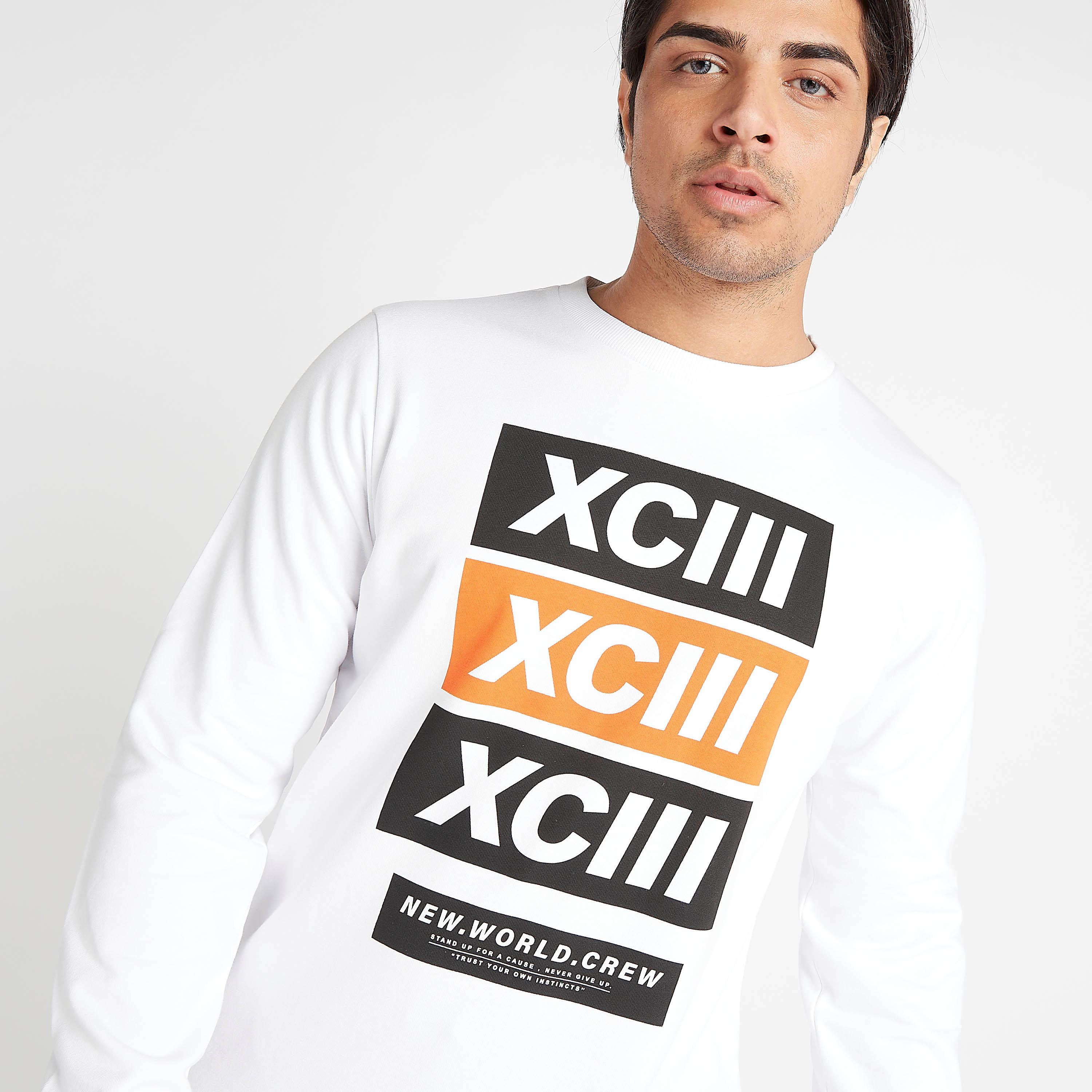 سويت شيرت بياقة ضيّقة وأكمام طويلة وطبعات-men-winterwear-hoodiesandsweatshirts-image-3