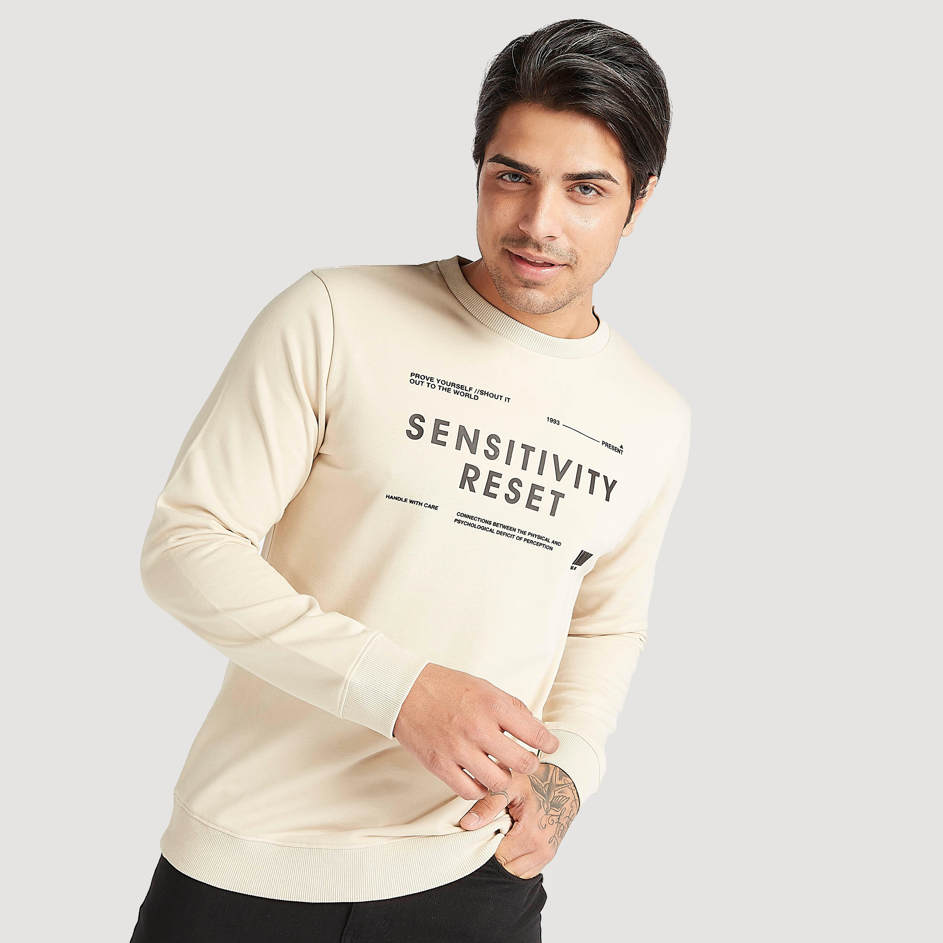 سويت شيرت بياقة ضيّقة وأكمام طويلة وطبعات-men-winterwear-hoodiesandsweatshirts-image-5