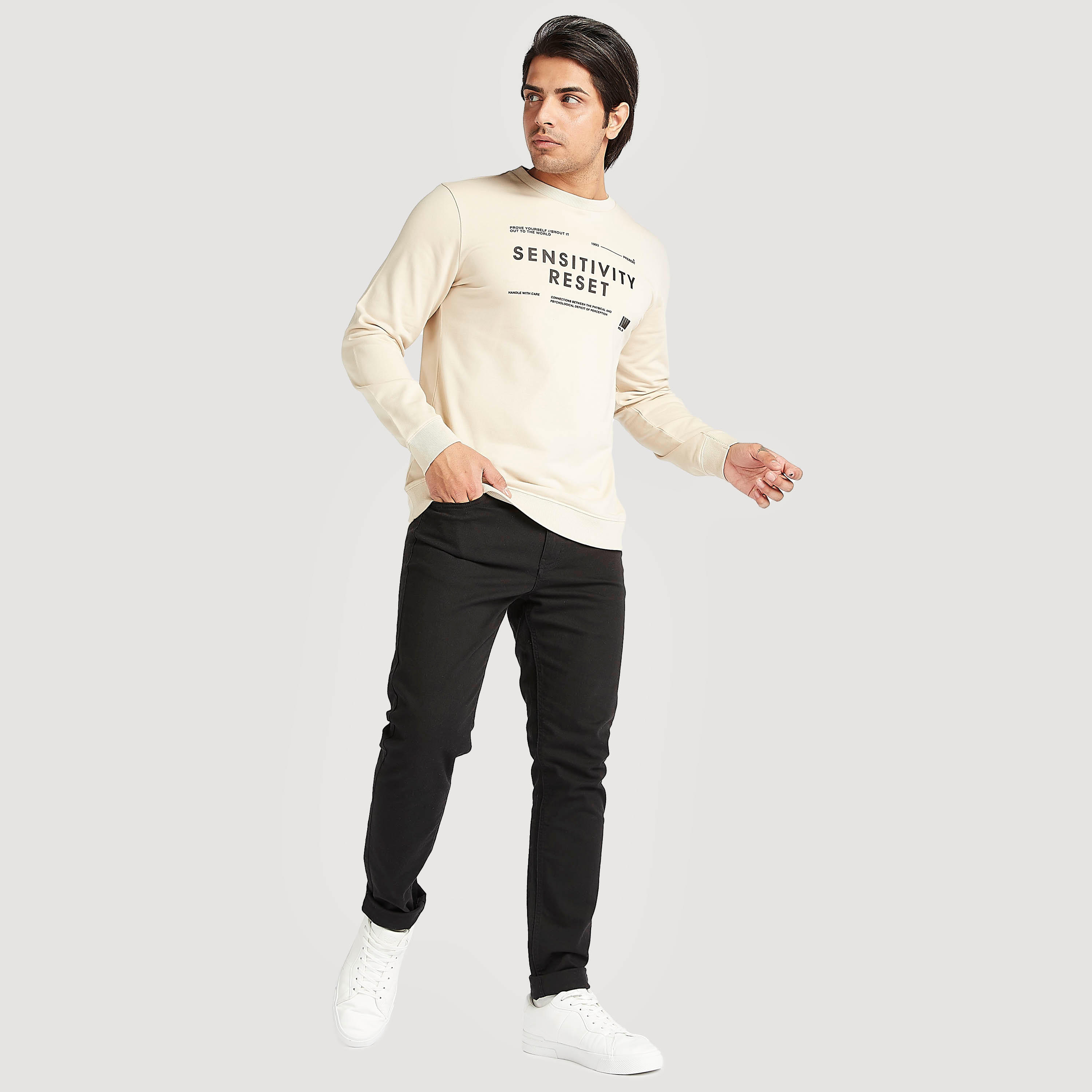 سويت شيرت بياقة ضيّقة وأكمام طويلة وطبعات-men-winterwear-hoodiesandsweatshirts-image-4