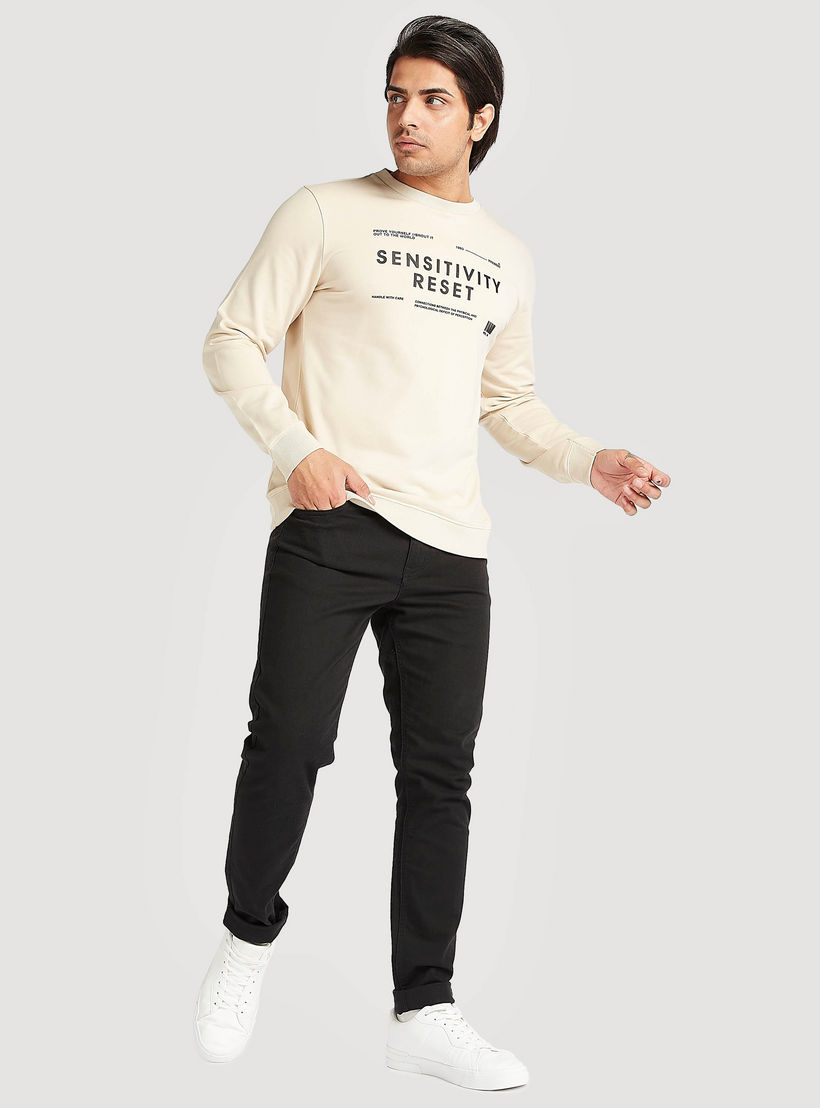 سويت شيرت بياقة ضيّقة وأكمام طويلة وطبعات-men-winterwear-hoodiesandsweatshirts-image-4