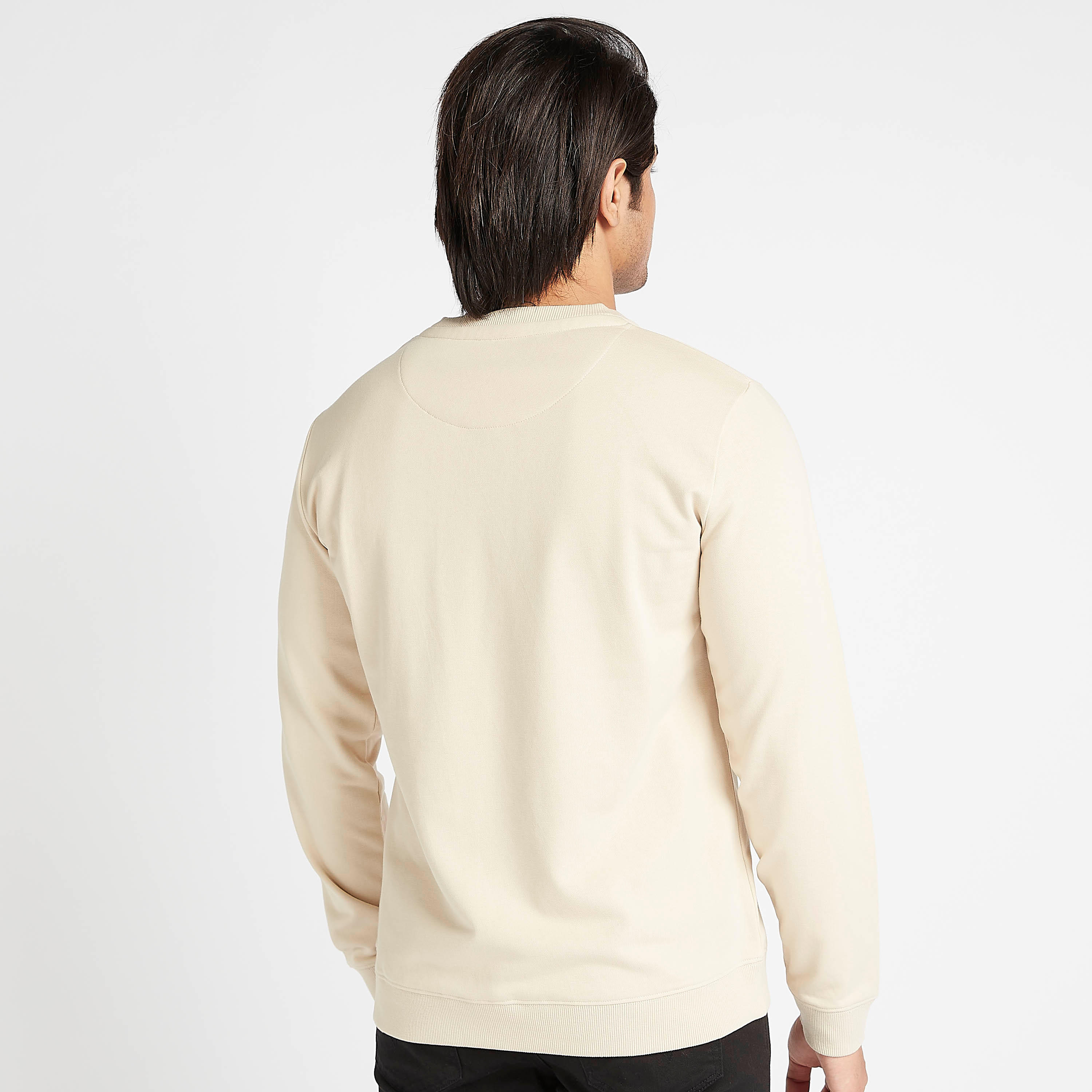 سويت شيرت بياقة ضيّقة وأكمام طويلة وطبعات-men-winterwear-hoodiesandsweatshirts-image-2