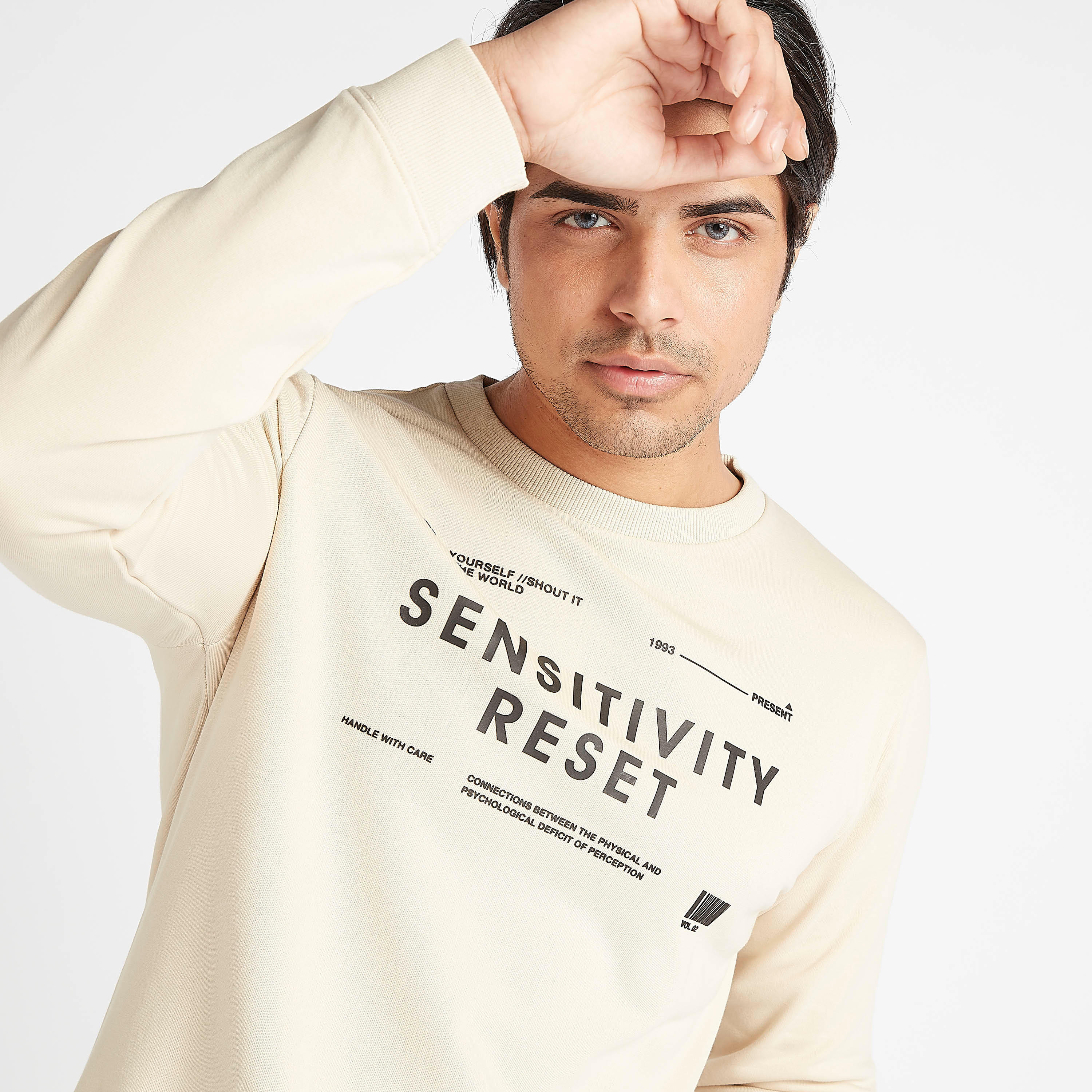 سويت شيرت بياقة ضيّقة وأكمام طويلة وطبعات-men-winterwear-hoodiesandsweatshirts-image-1
