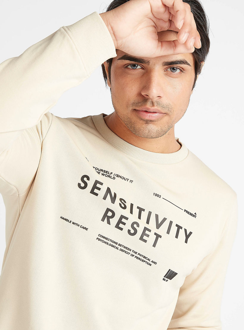 سويت شيرت بياقة ضيّقة وأكمام طويلة وطبعات-men-winterwear-hoodiesandsweatshirts-image-1
