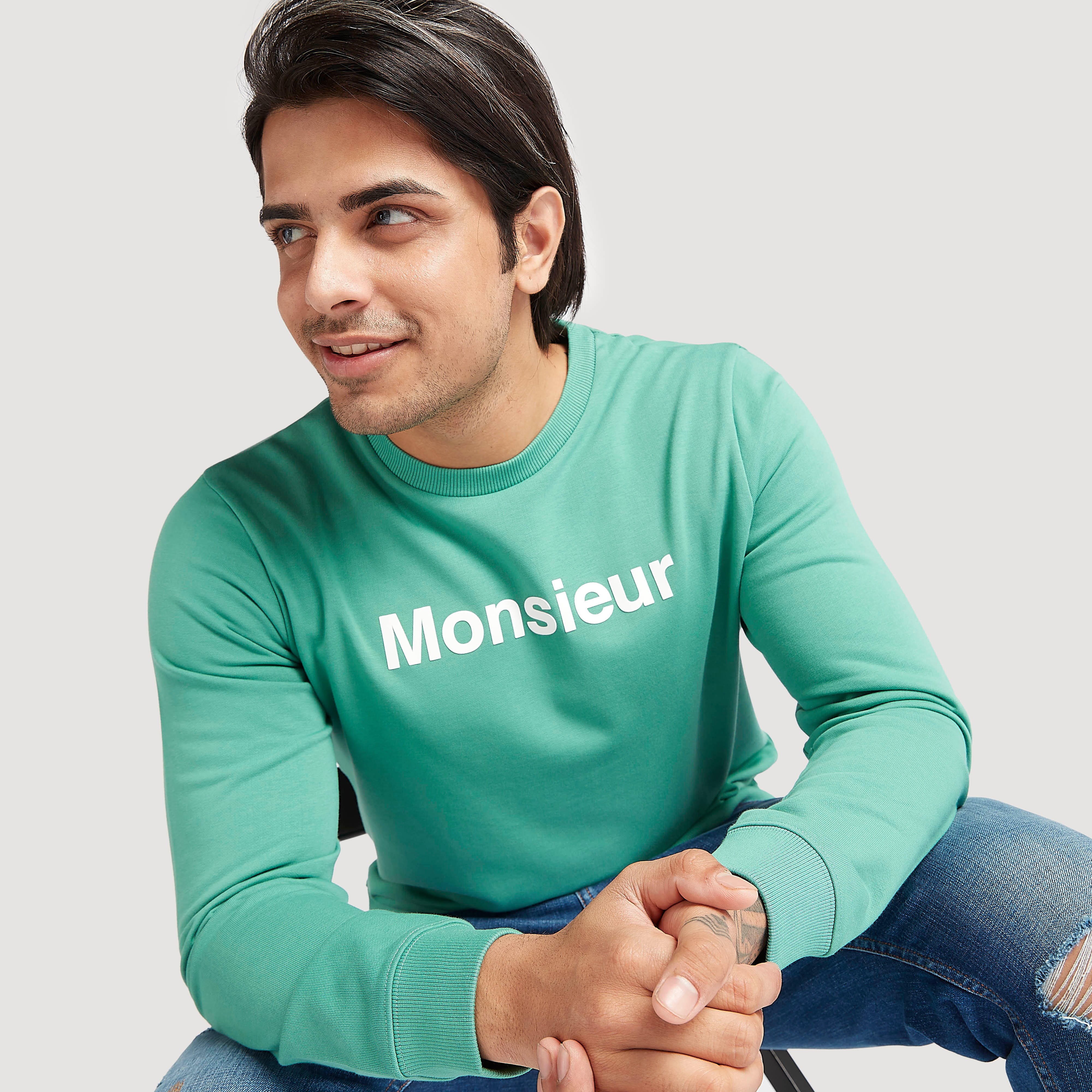 سويت شيرت بياقة ضيّقة وأكمام طويلة وطبعات-men-winterwear-hoodiesandsweatshirts-image-1
