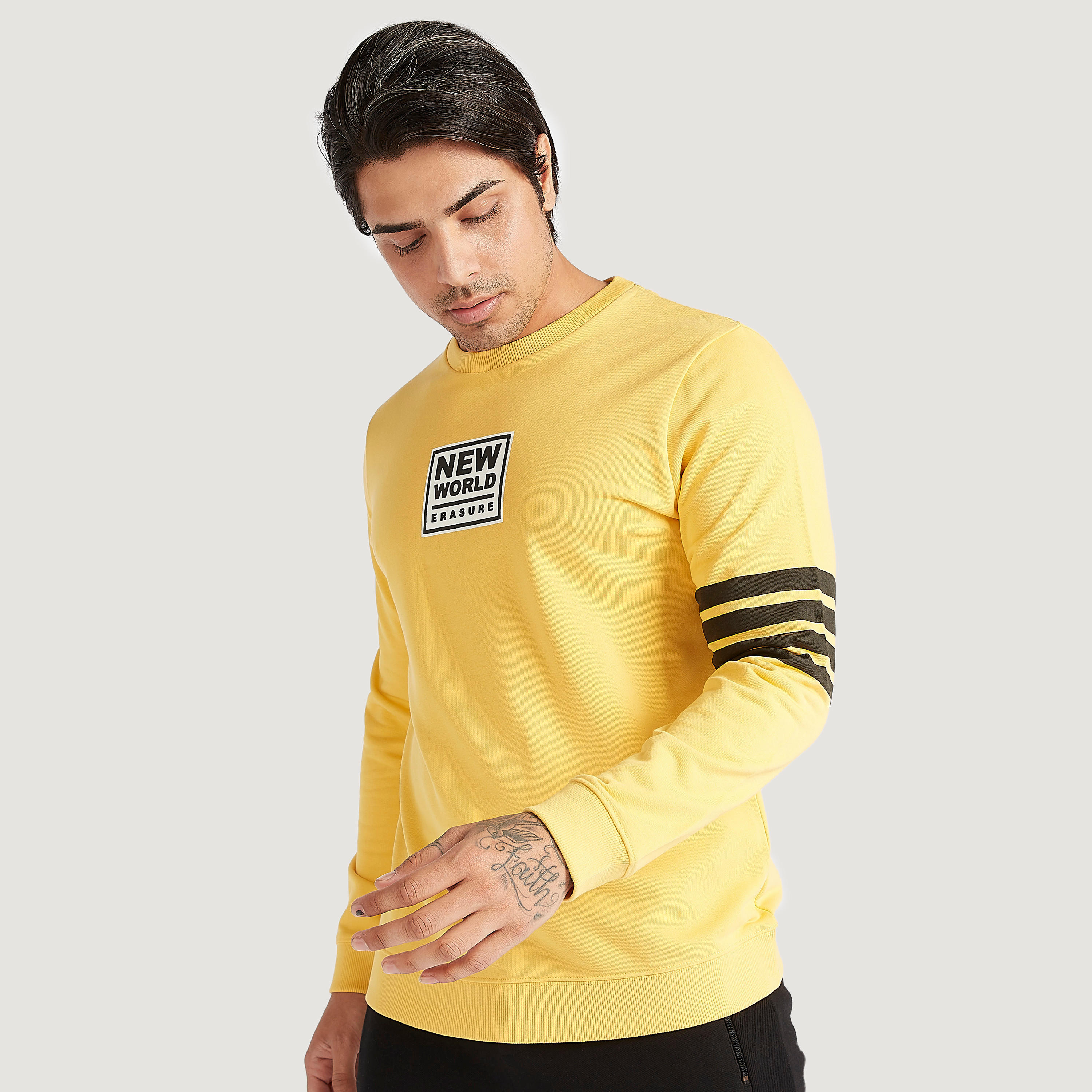 سويت شيرت بياقة ضيّقة وأكمام طويلة وطبعات-men-winterwear-hoodiesandsweatshirts-image-1