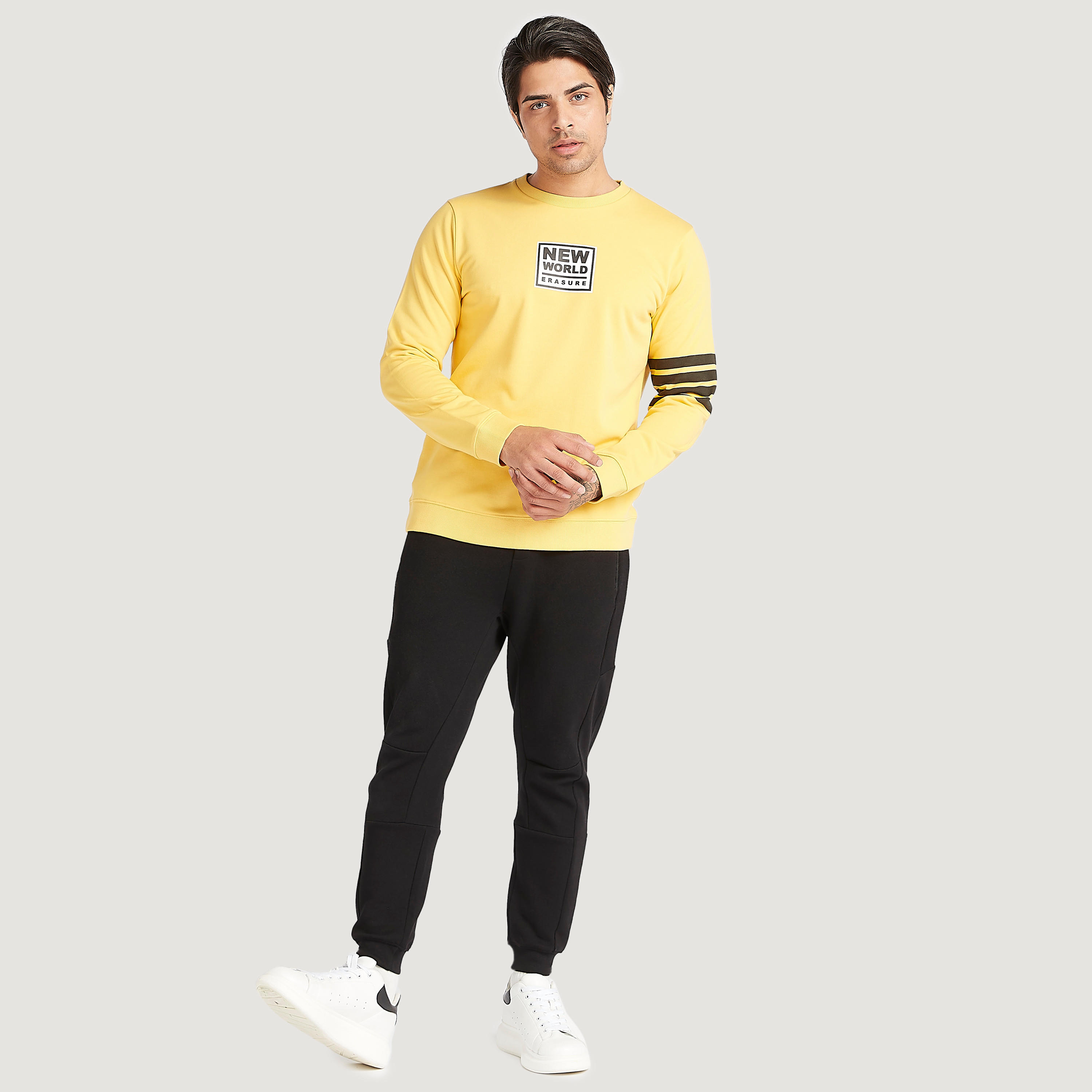 سويت شيرت بياقة ضيّقة وأكمام طويلة وطبعات-men-winterwear-hoodiesandsweatshirts-image-2