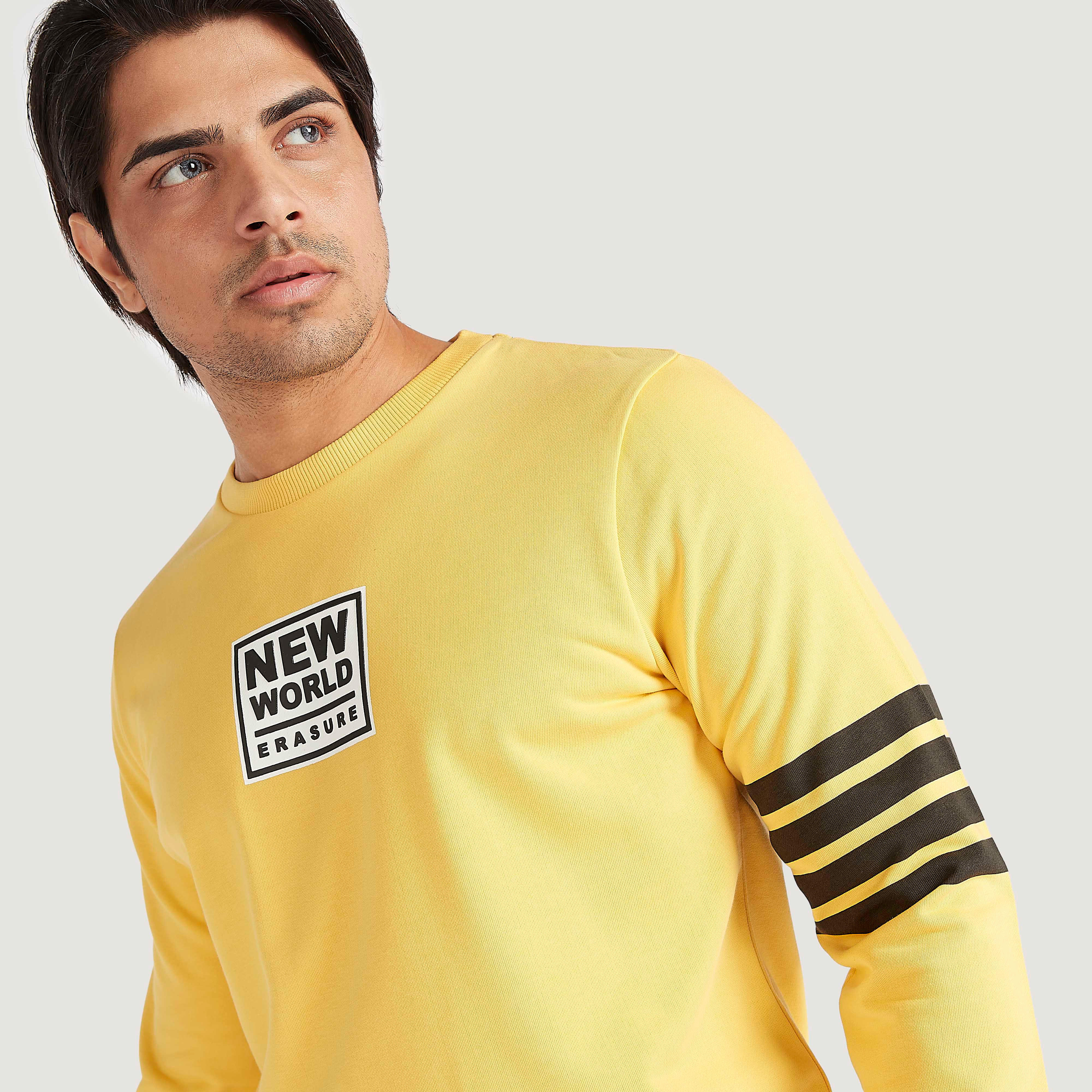 سويت شيرت بياقة ضيّقة وأكمام طويلة وطبعات-men-winterwear-hoodiesandsweatshirts-image-3