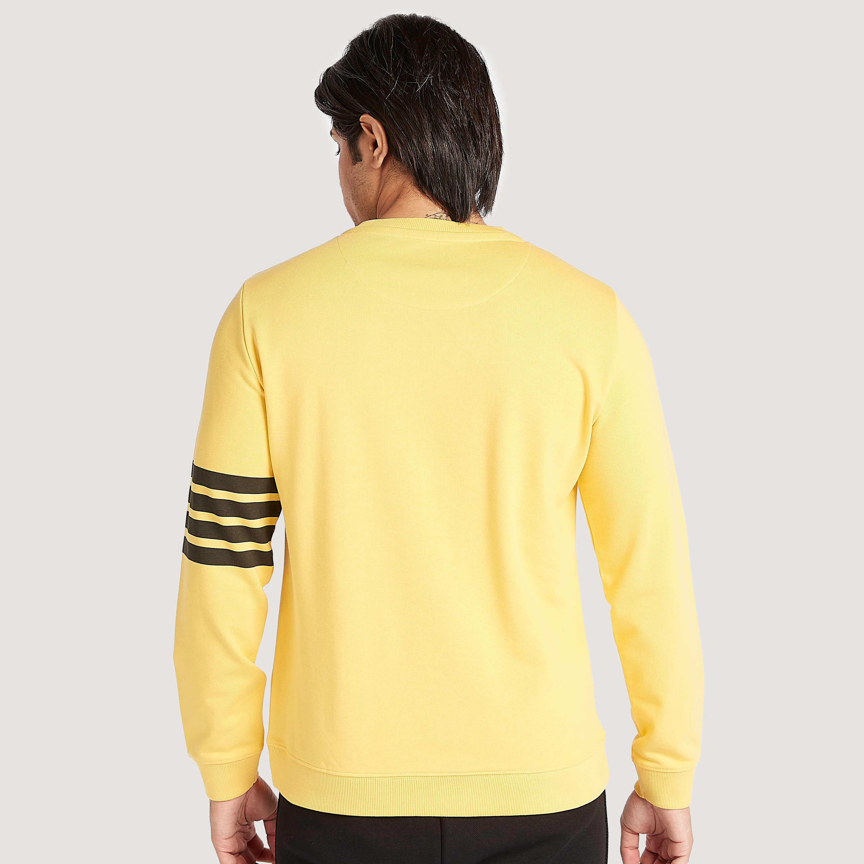 سويت شيرت بياقة ضيّقة وأكمام طويلة وطبعات-men-winterwear-hoodiesandsweatshirts-image-4