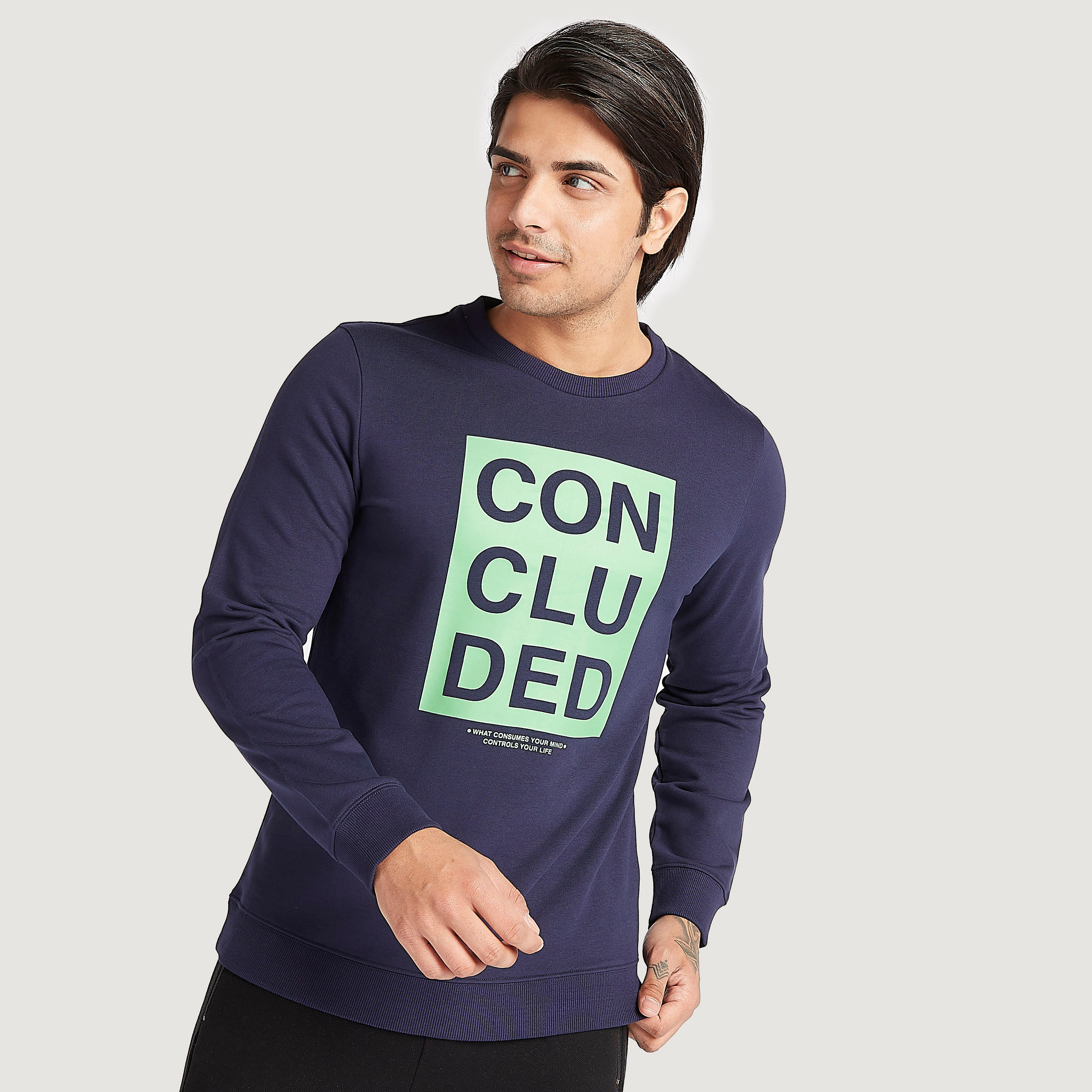 سويت شيرت بياقة ضيّقة وأكمام طويلة وطبعات-men-winterwear-hoodiesandsweatshirts-image-5