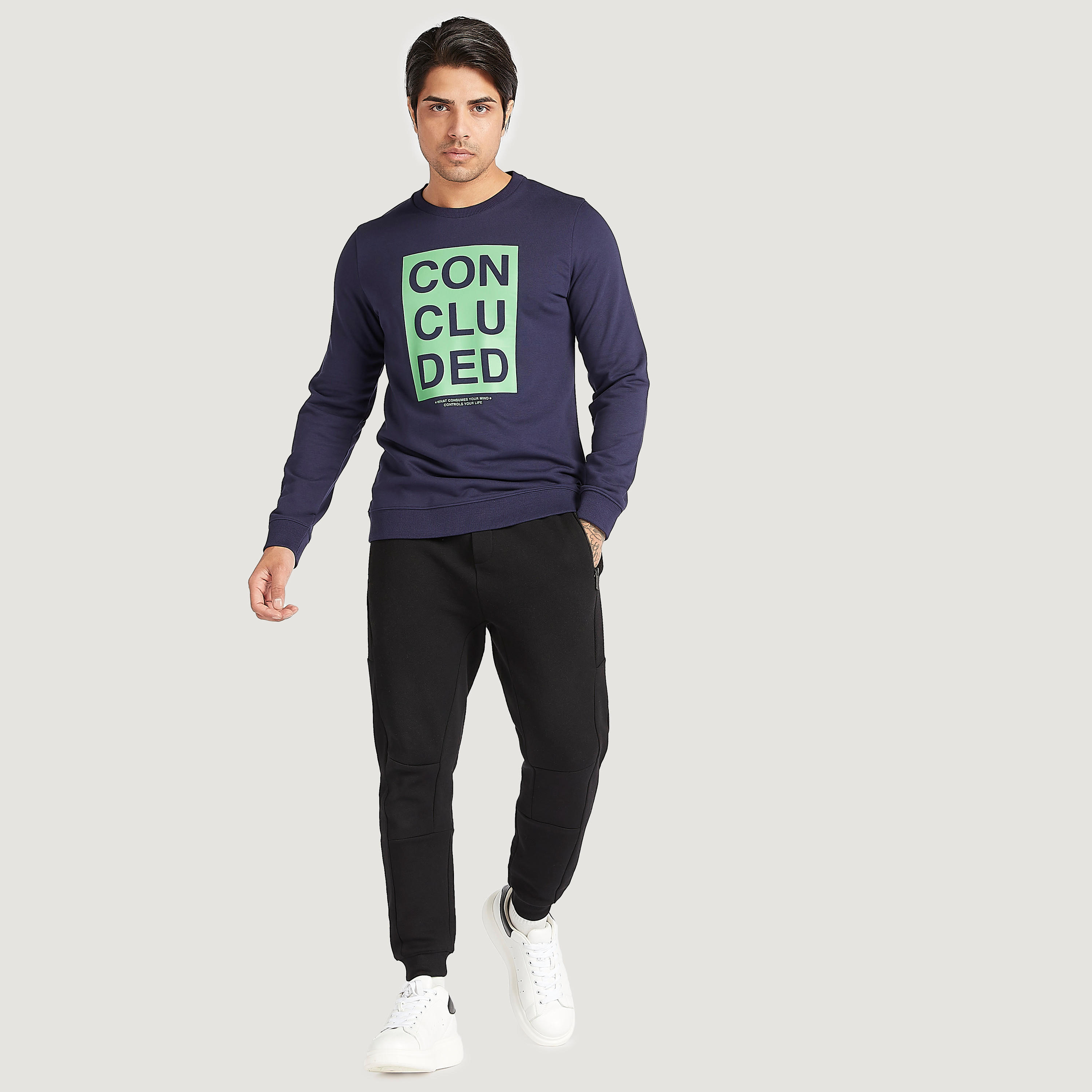 سويت شيرت بياقة ضيّقة وأكمام طويلة وطبعات-men-winterwear-hoodiesandsweatshirts-image-4