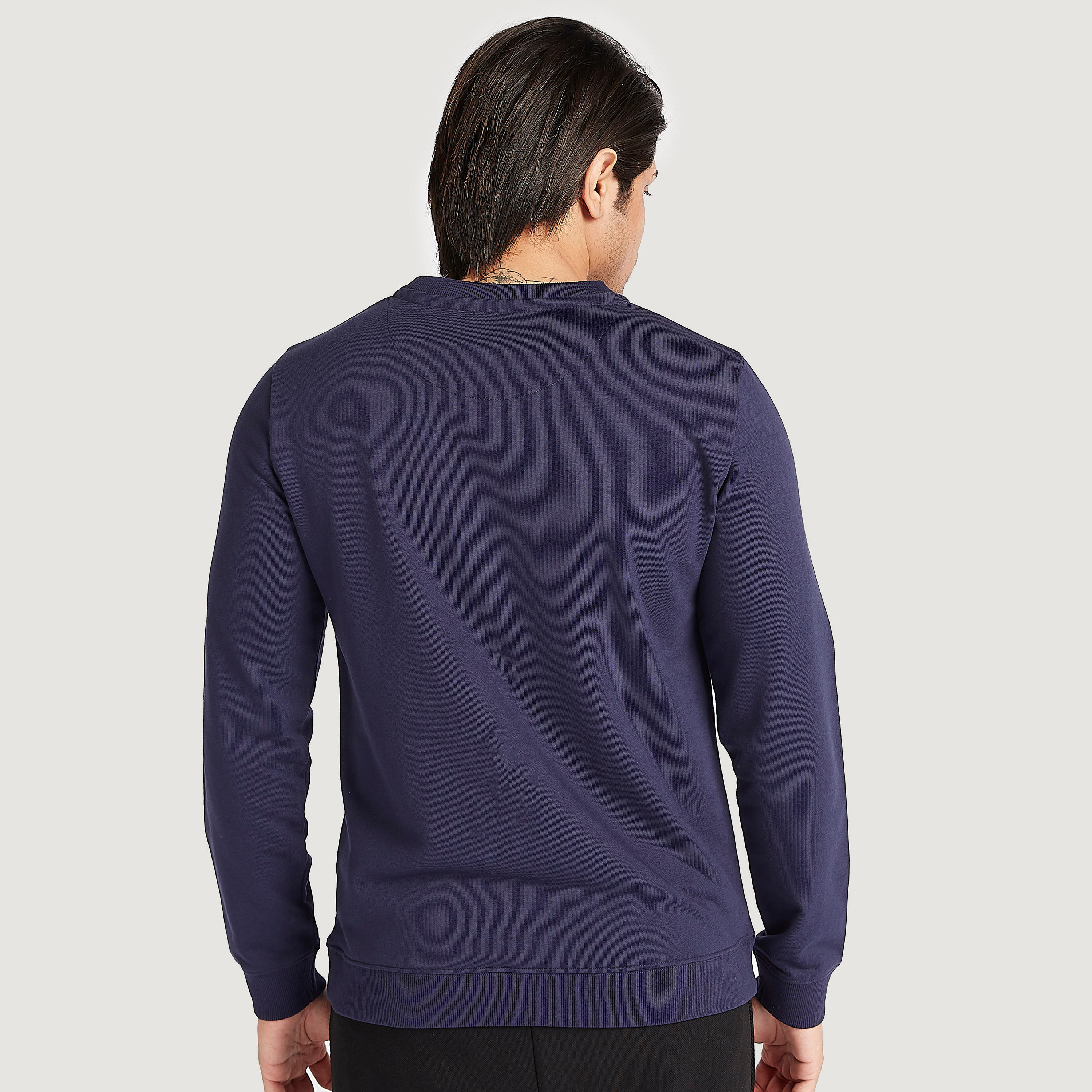 سويت شيرت بياقة ضيّقة وأكمام طويلة وطبعات-men-winterwear-hoodiesandsweatshirts-image-2
