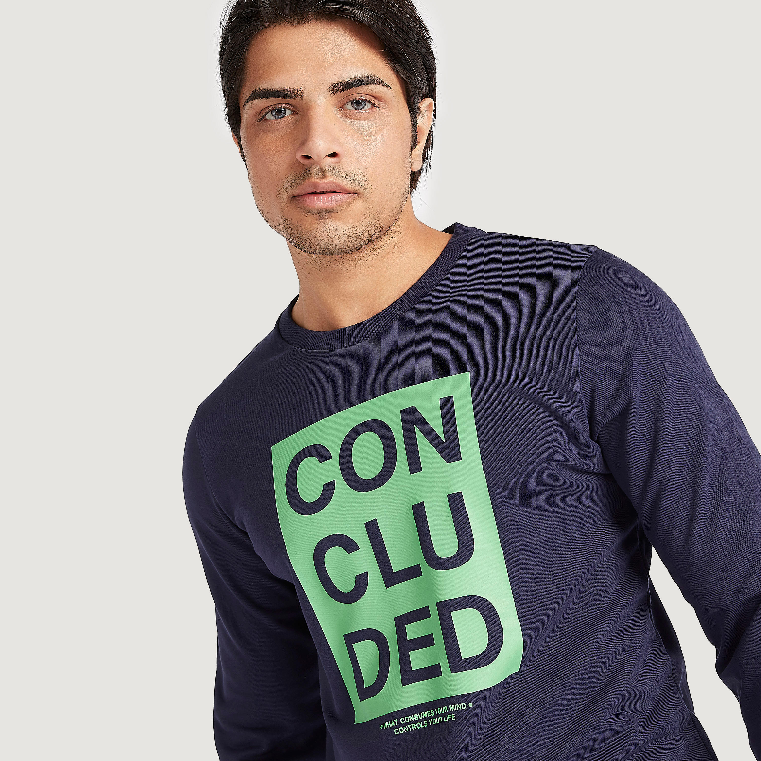 سويت شيرت بياقة ضيّقة وأكمام طويلة وطبعات-men-winterwear-hoodiesandsweatshirts-image-1