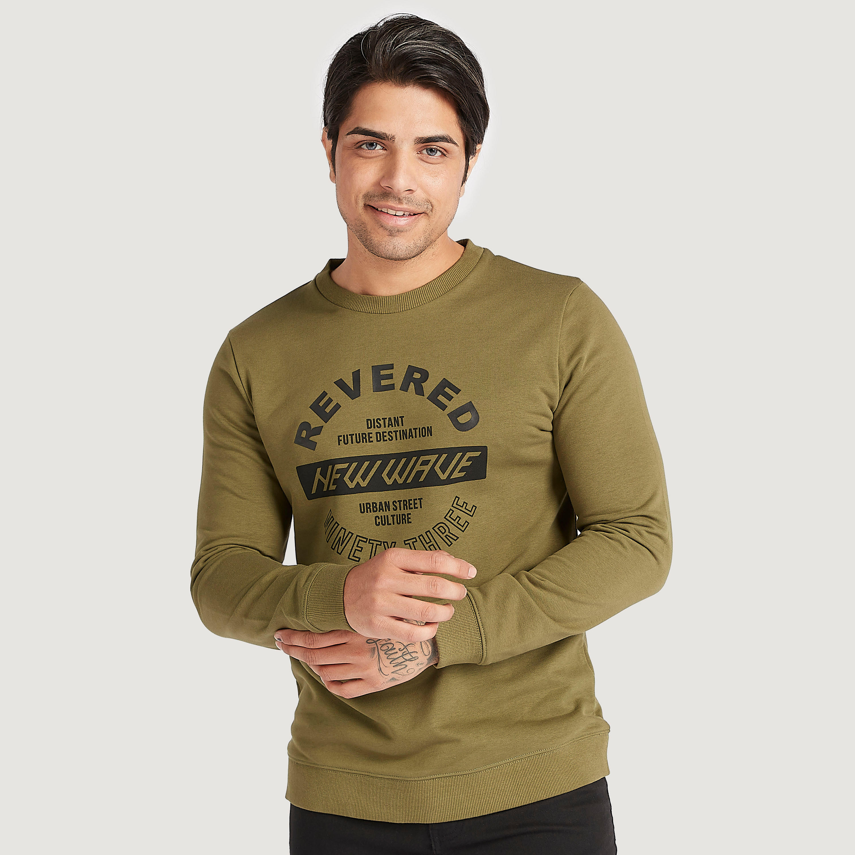 سويت شيرت بياقة ضيّقة وأكمام طويلة وطبعات-men-winterwear-hoodiesandsweatshirts-image-1