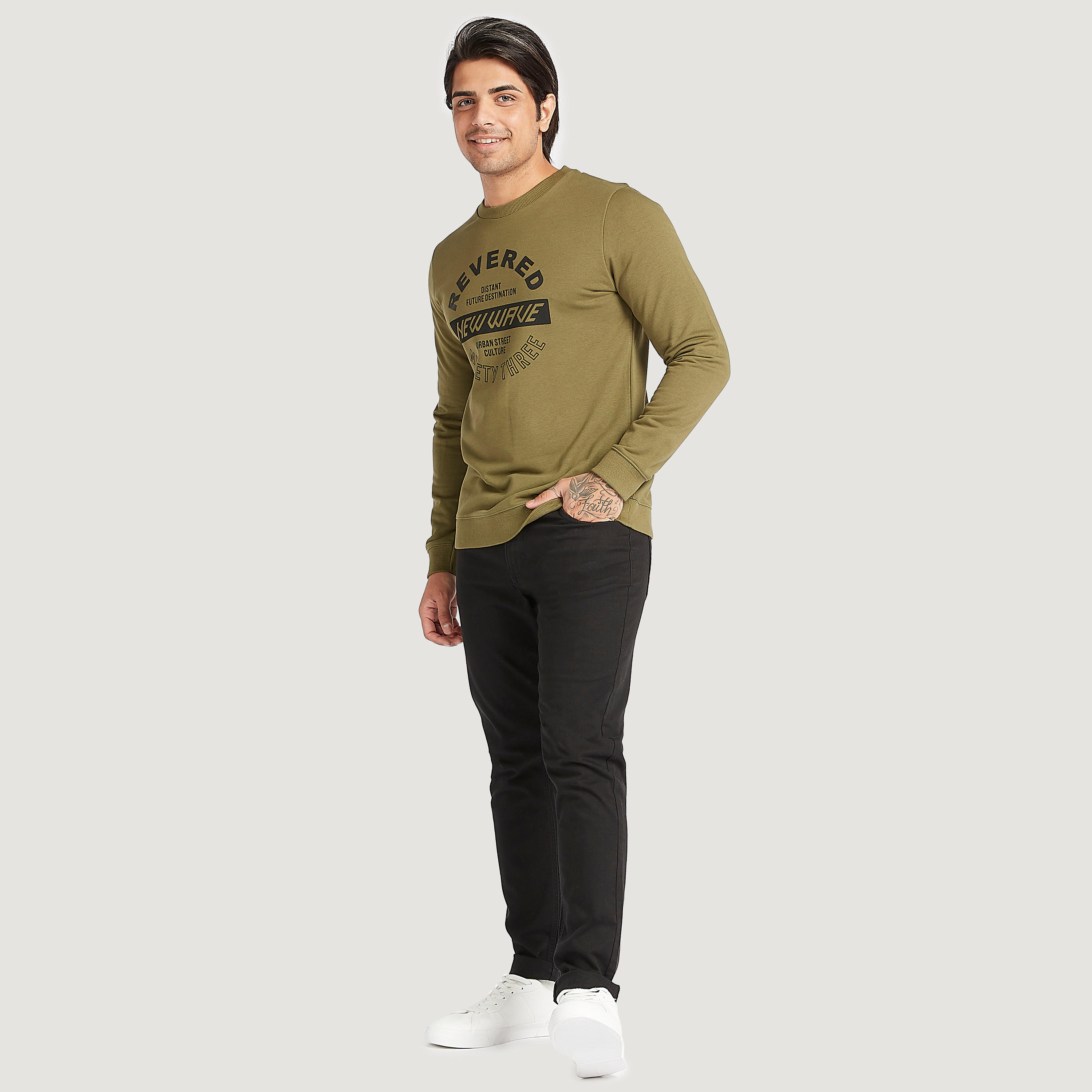 سويت شيرت بياقة ضيّقة وأكمام طويلة وطبعات-men-winterwear-hoodiesandsweatshirts-image-2