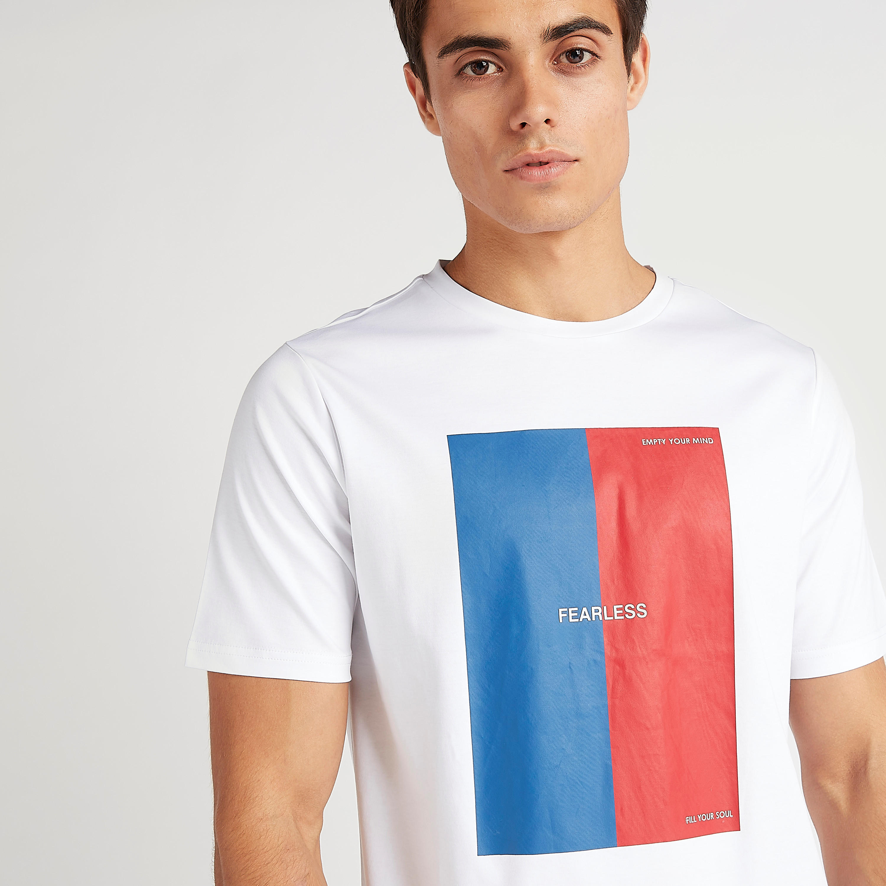 تيشيرت بياقة ضيّقة وأكمام قصيرة وطبعات-men-clothing-tshirtsandpolos-tshirts-image-3