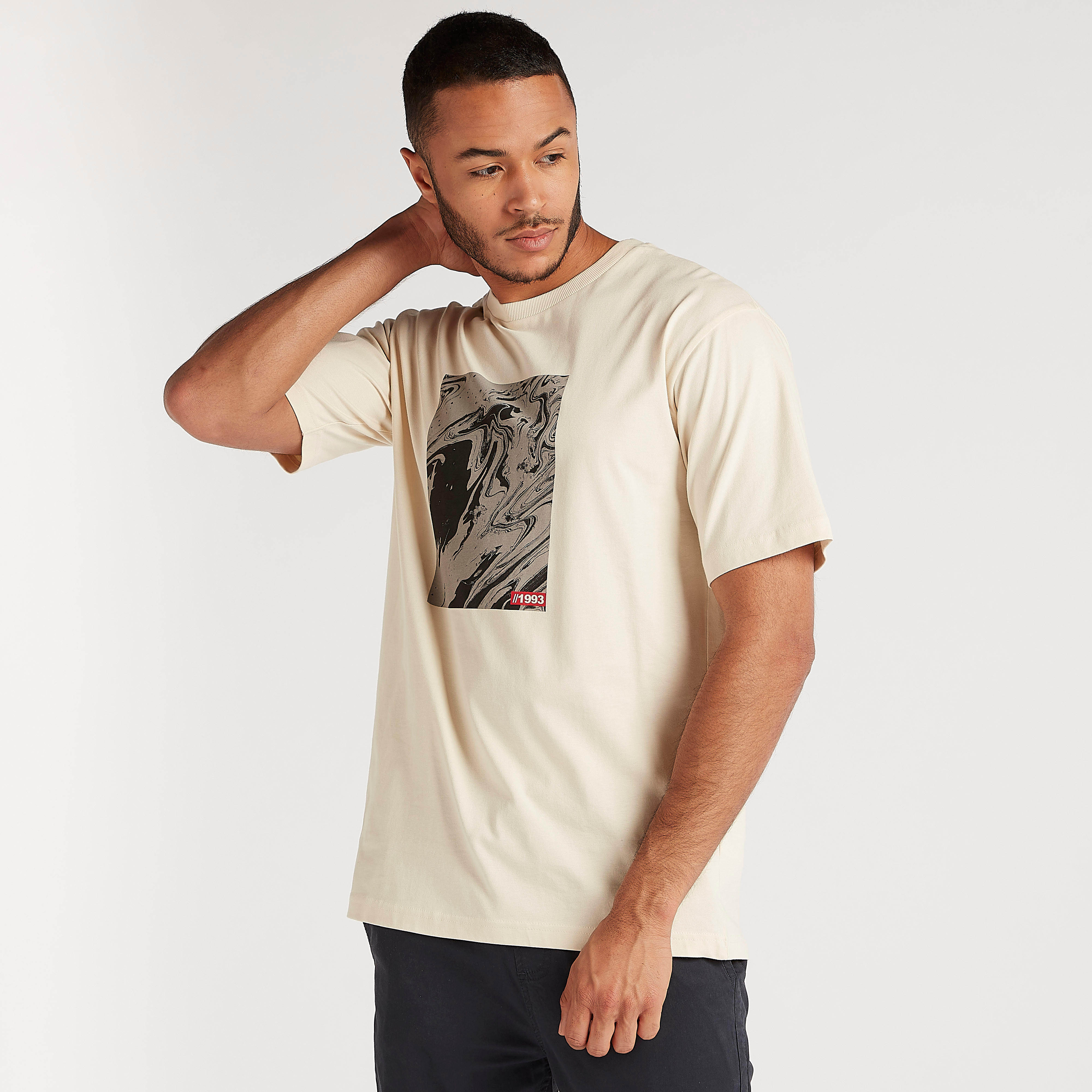 تيشيرت بياقة ضيّقة وأكمام قصيرة وطبعات-men-clothing-tshirtsandpolos-tshirts-image-1