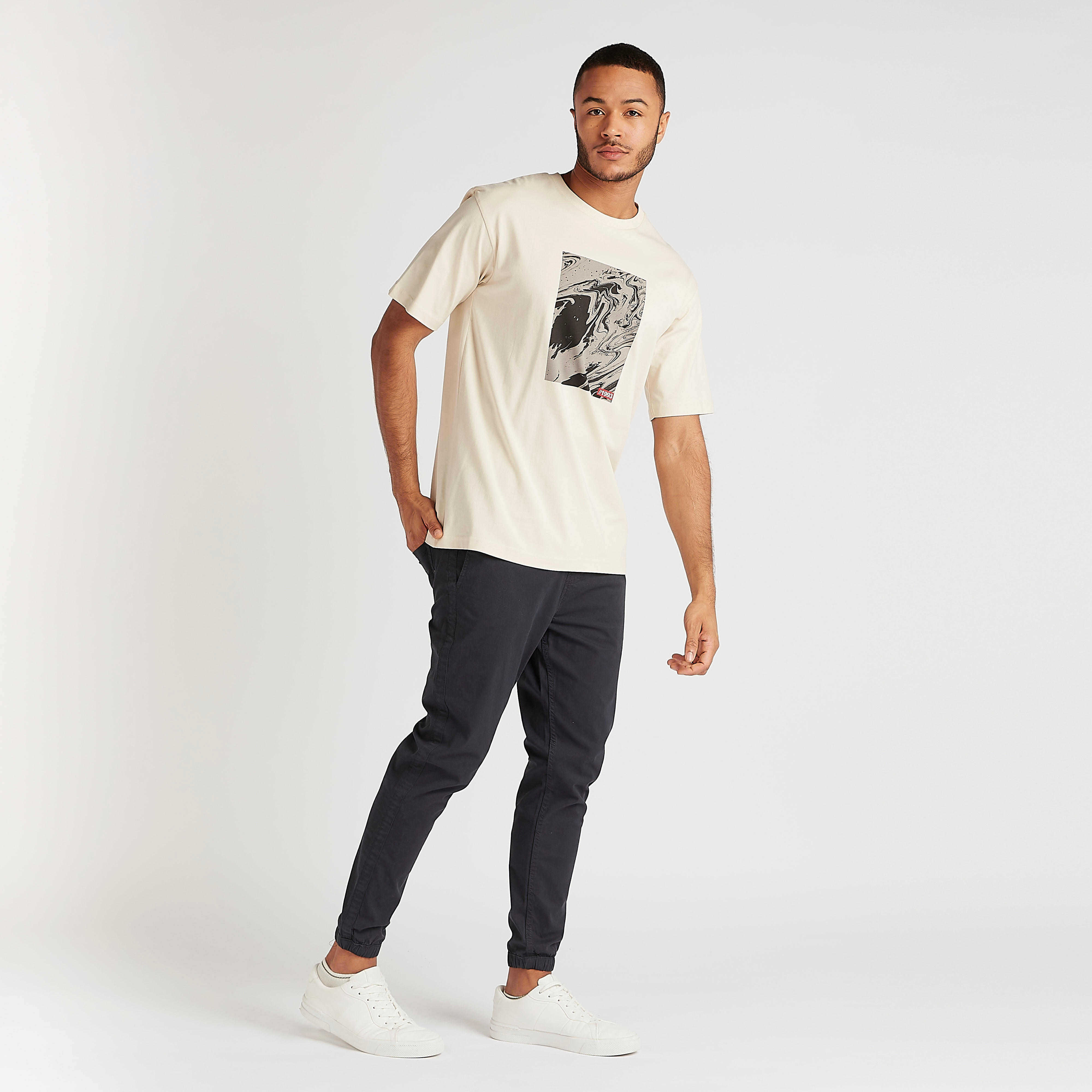 تيشيرت بياقة ضيّقة وأكمام قصيرة وطبعات-men-clothing-tshirtsandpolos-tshirts-image-2