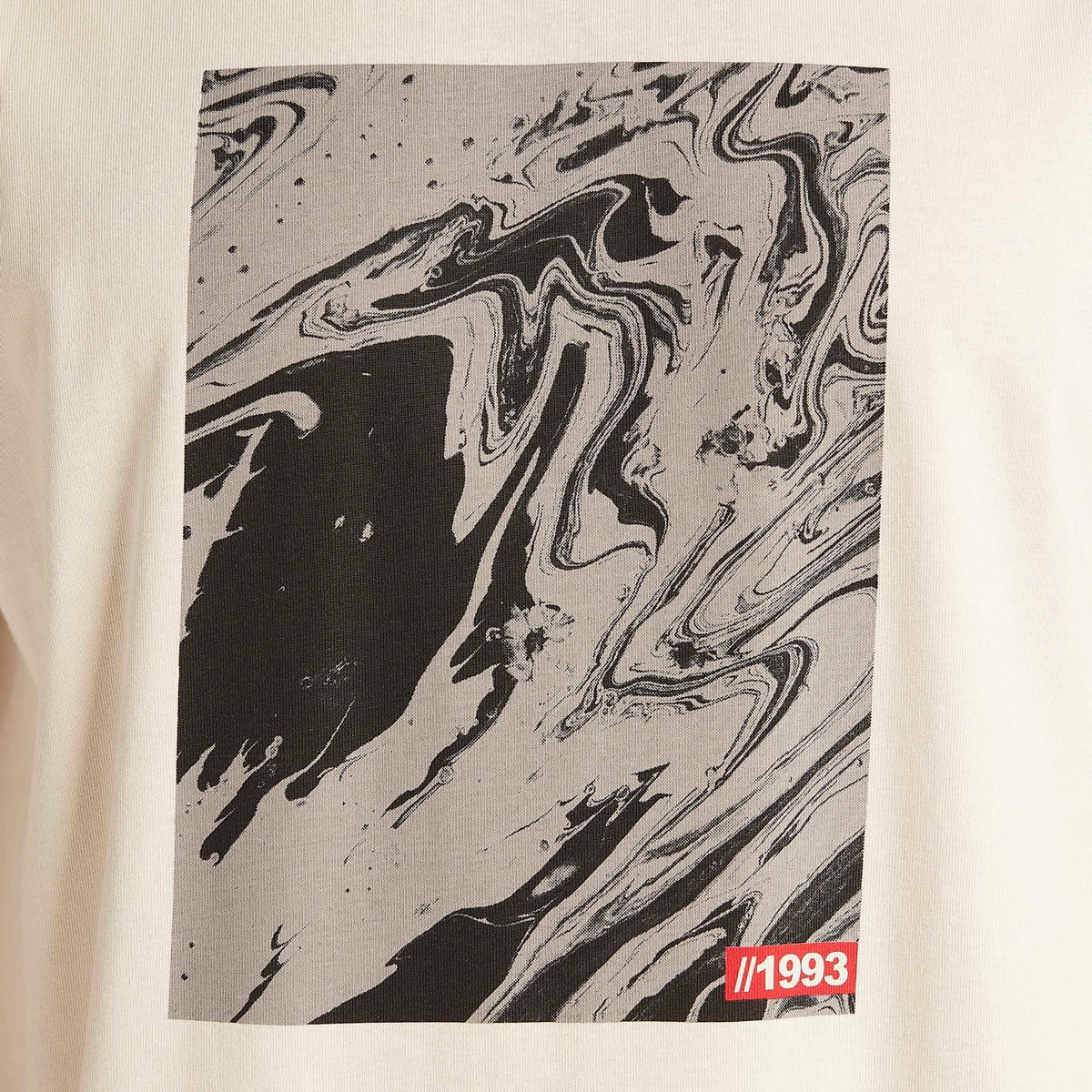 تيشيرت بياقة ضيّقة وأكمام قصيرة وطبعات-men-clothing-tshirtsandpolos-tshirts-image-3