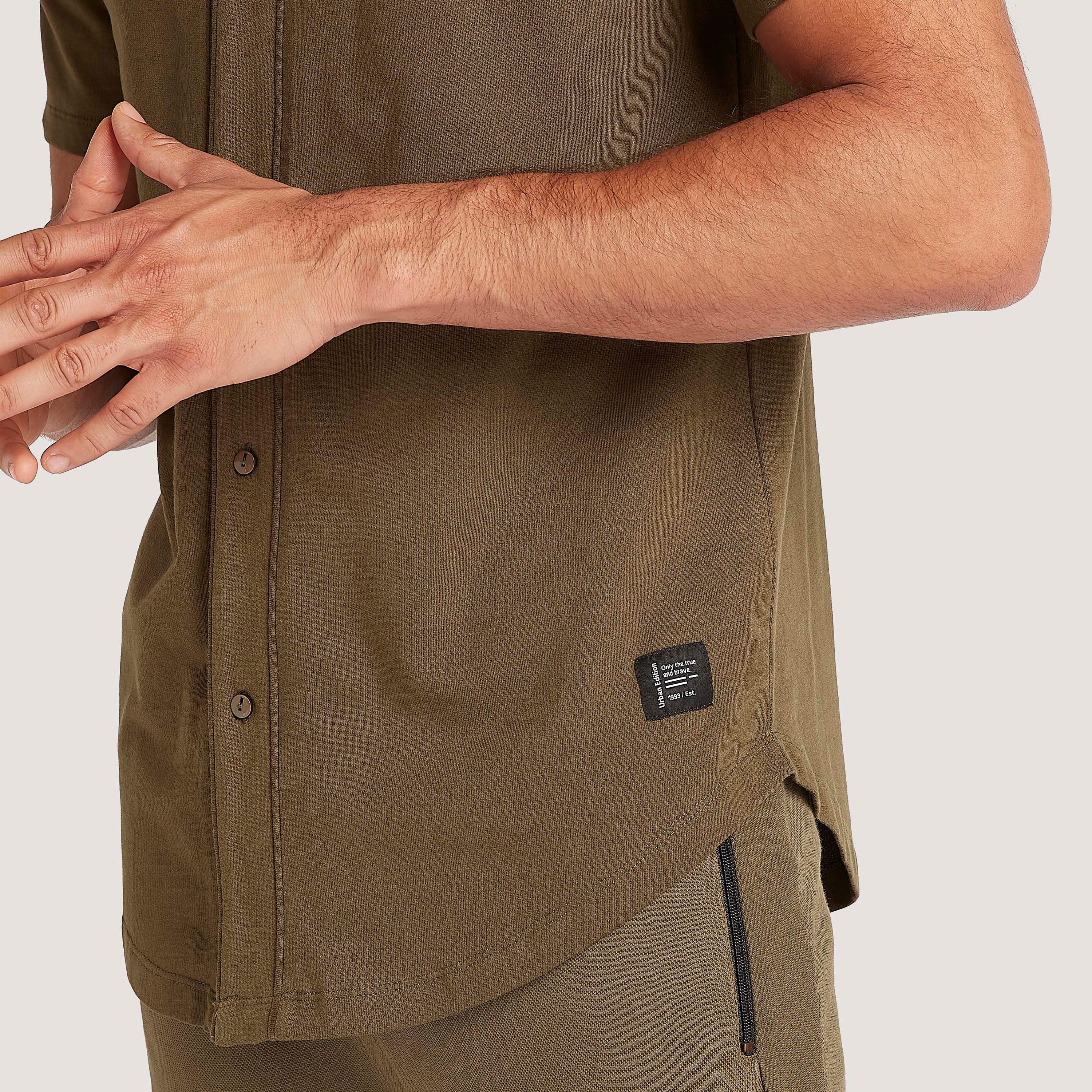 قميص سادة بزر مع أكمام قصيرة مغايرة-men-clothing-shirts-image-1